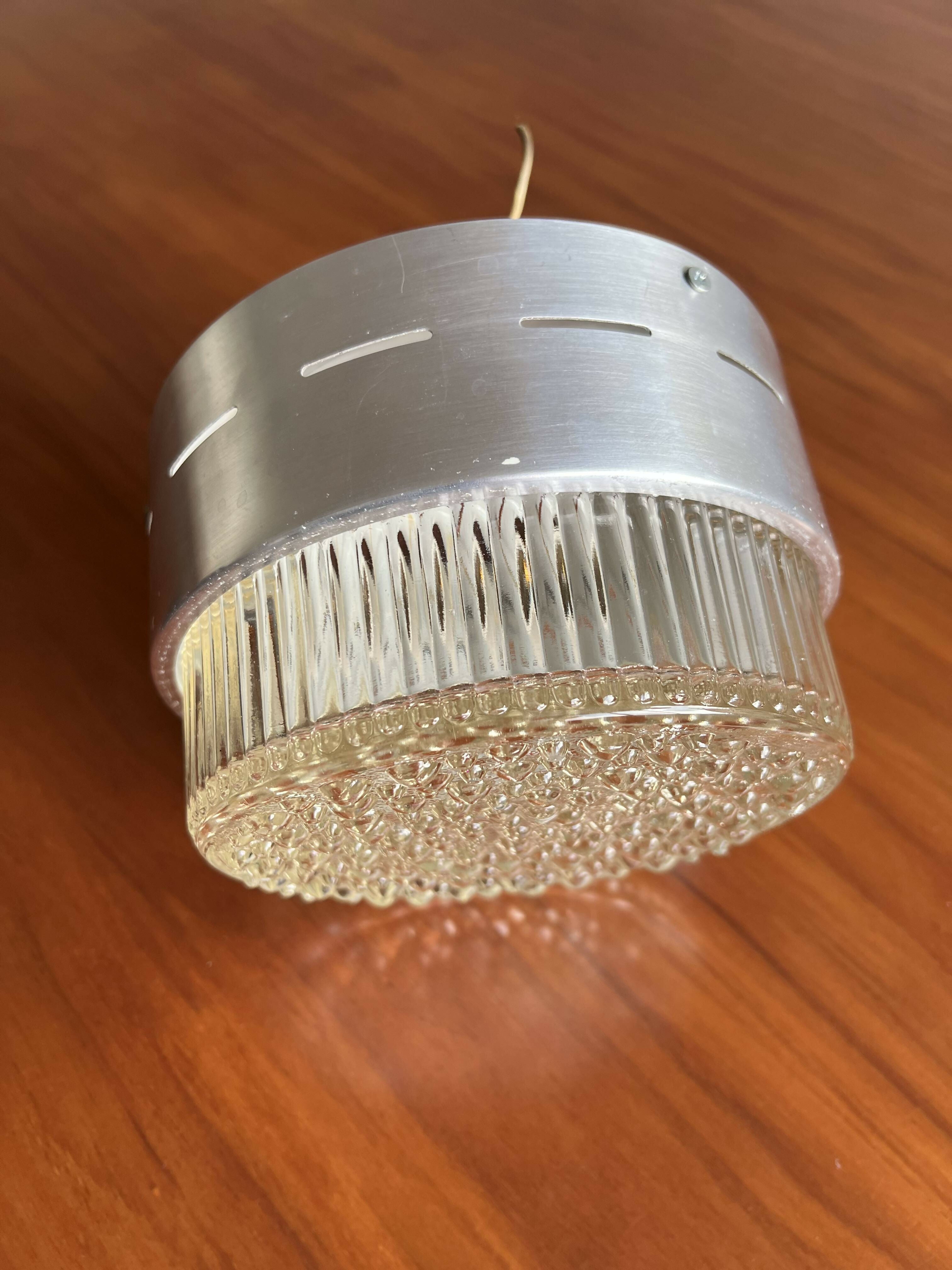 Luminária plafon de metal e cúpula em vidro texturizado