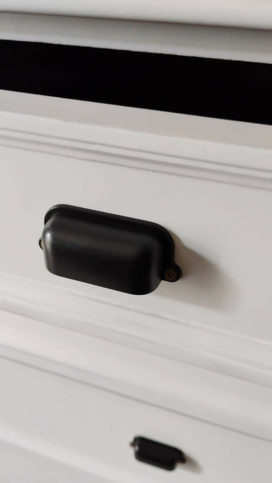 Cômoda antiga laqueada em branco