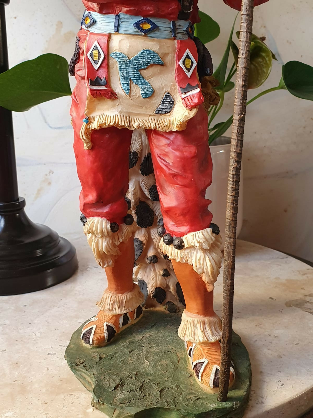 Escultura de índigena guerreiro norte americano em resina