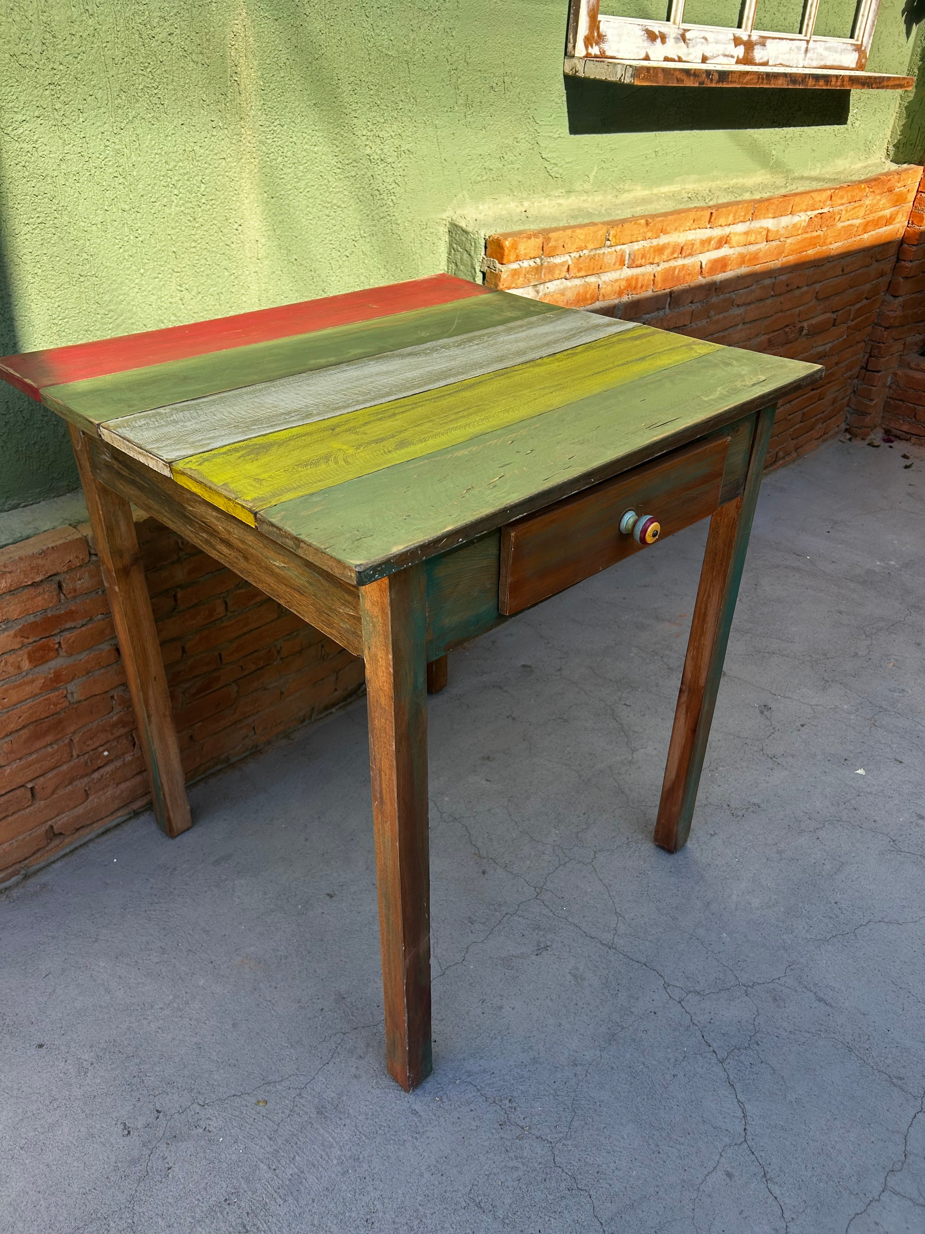 Mesa quadrada em madeira maciça com pátina colorida e 1 gaveta