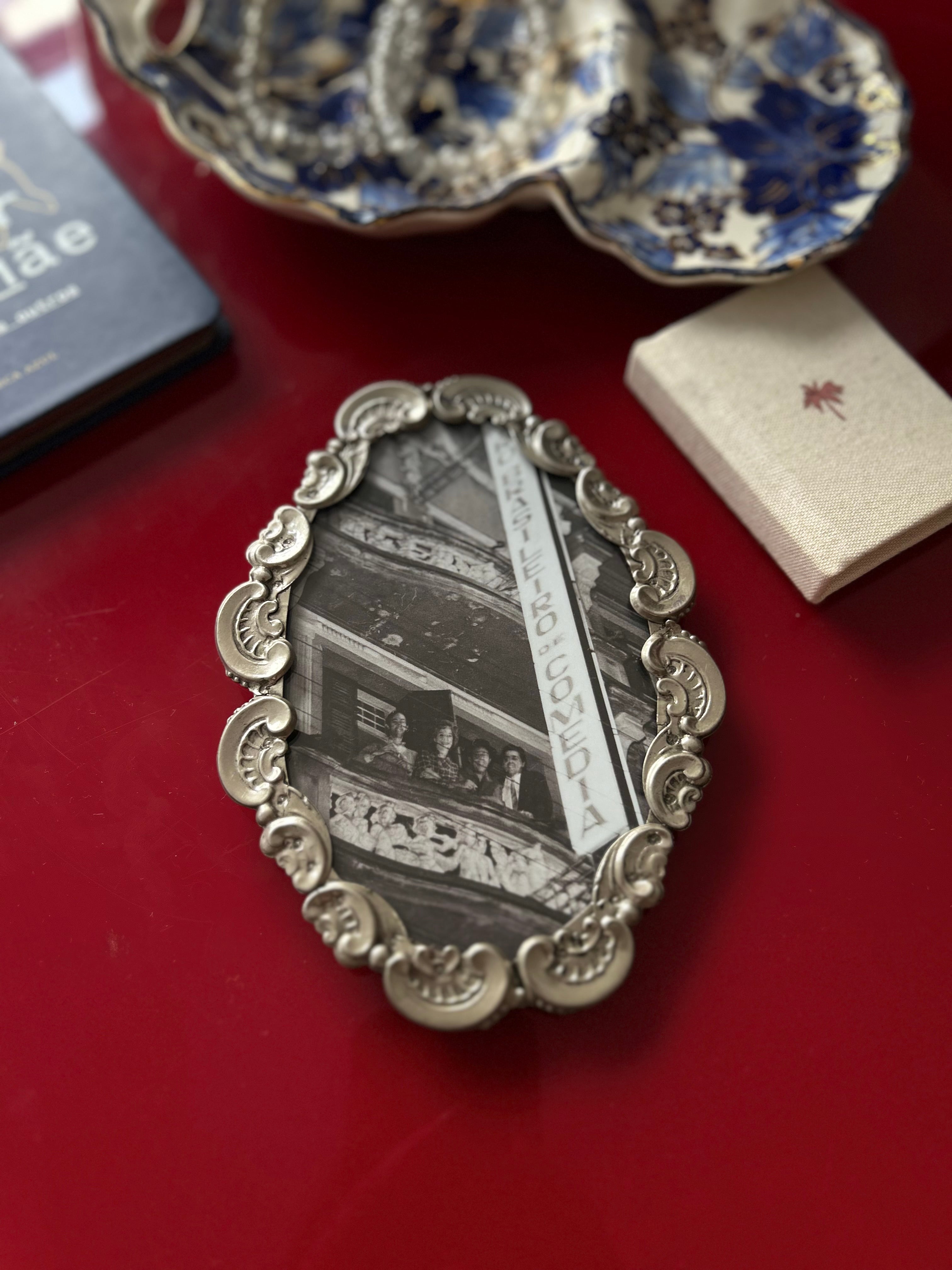 Porta-retrato Vintage Oval em Metal Trabalhado