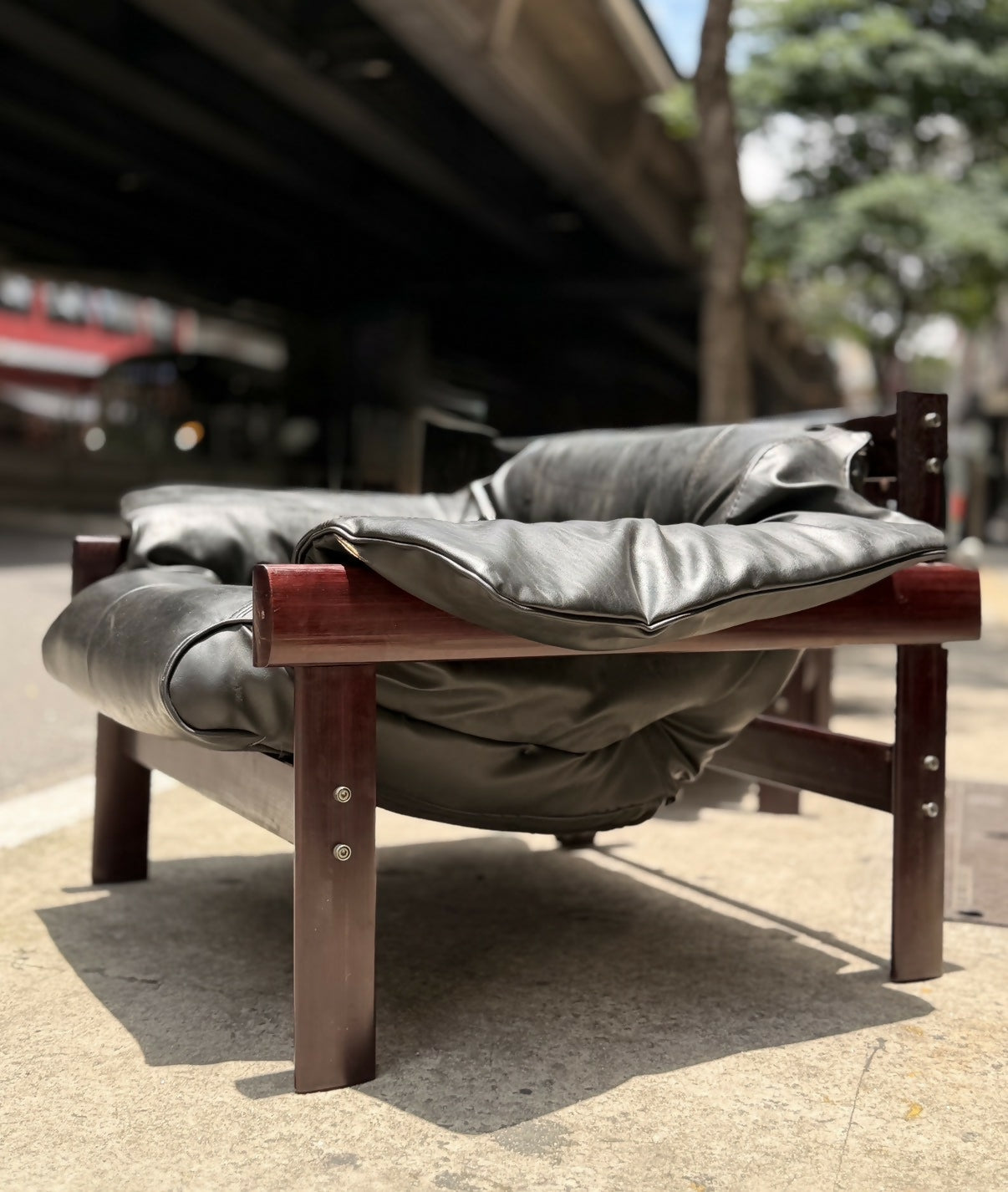 Par de Poltronas MP-41 em couro