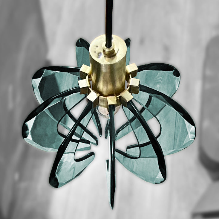 Luminária pendente redonda Mid Century em latão e vidro cristal azulado 