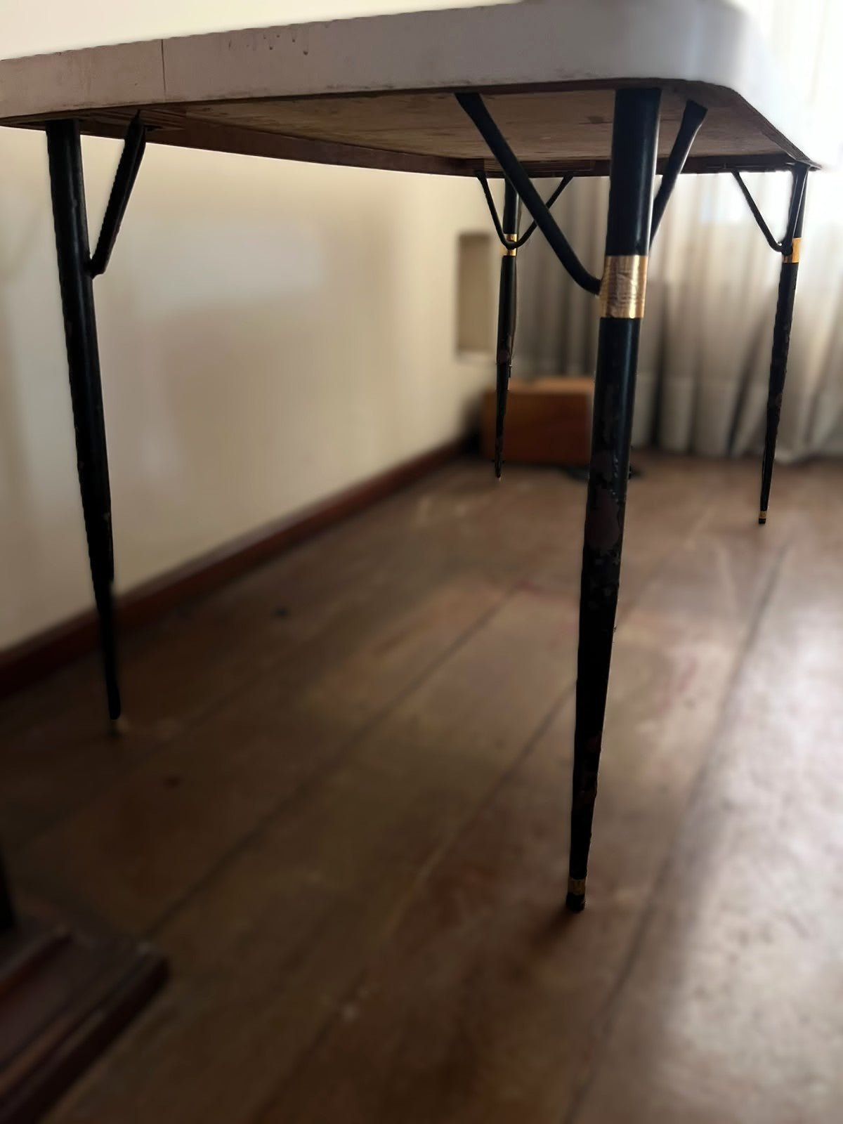 Mesa retangular arredondada em fórmica branca