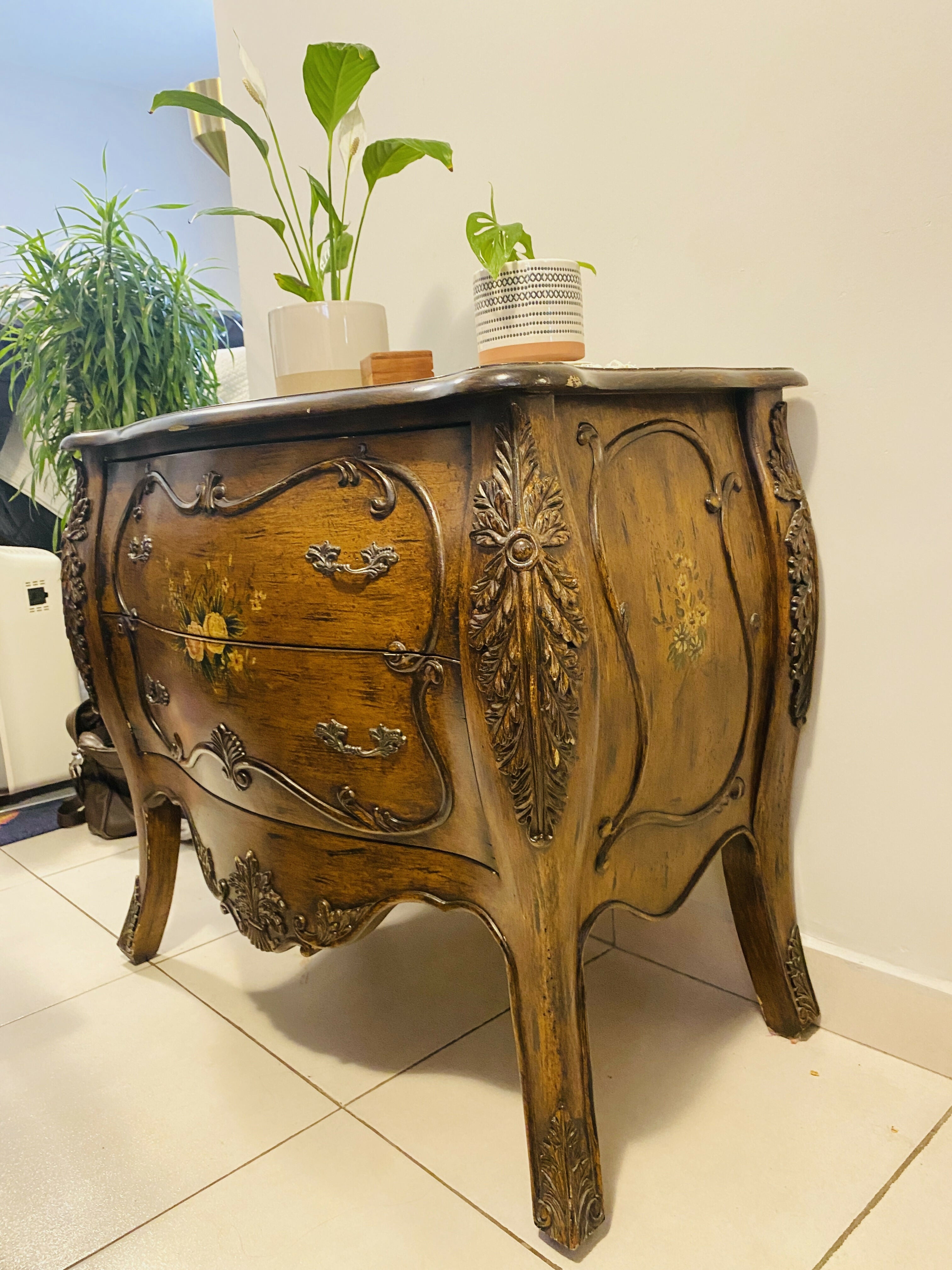 Cômoda de 2 gavetas bombê com pintura original de flores