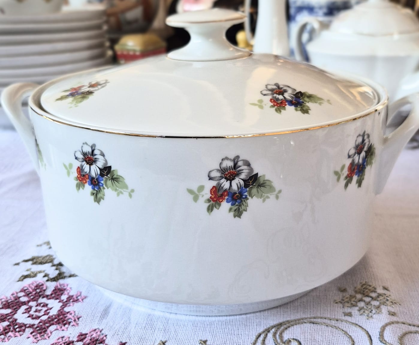  Sopeira linda, com floral delicado, em porcelana vintage nacional Real. Perfeito estado.