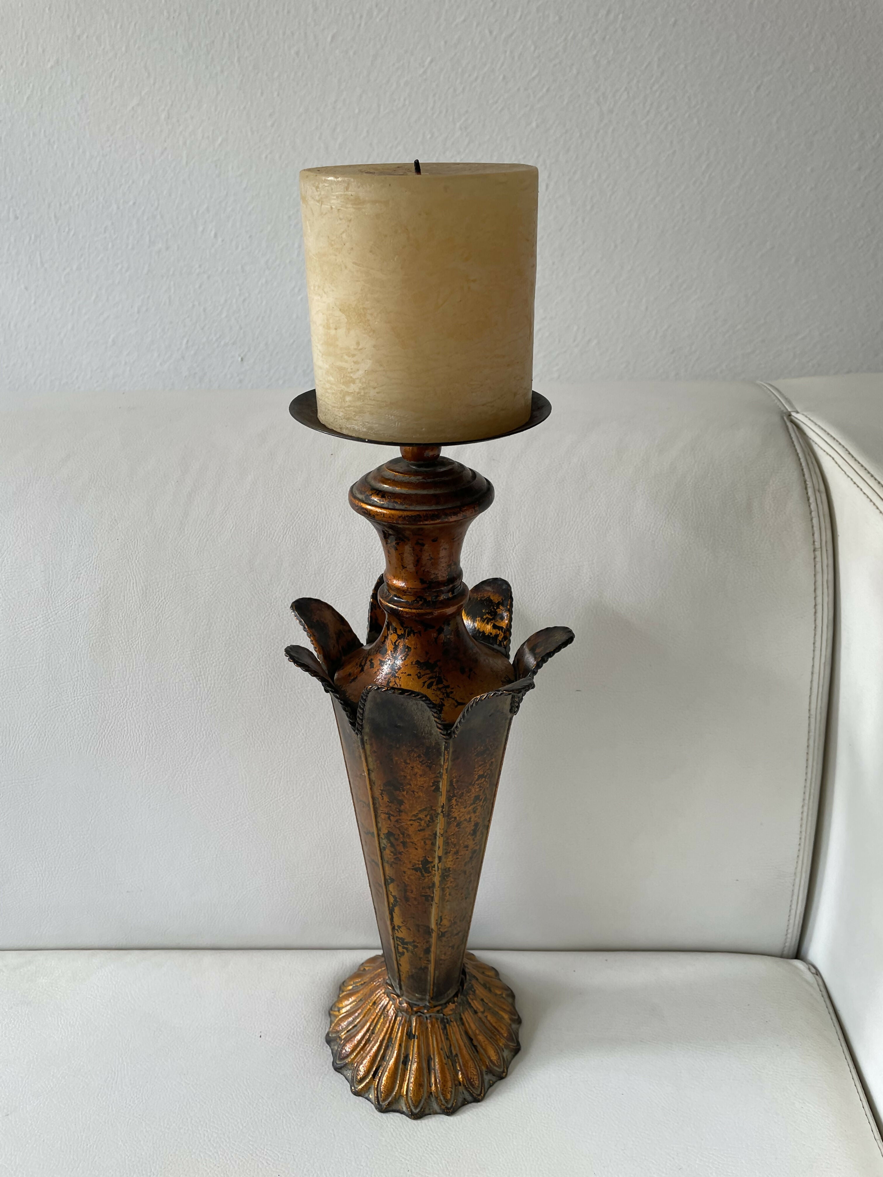 Castiçal indiano em metal com vela