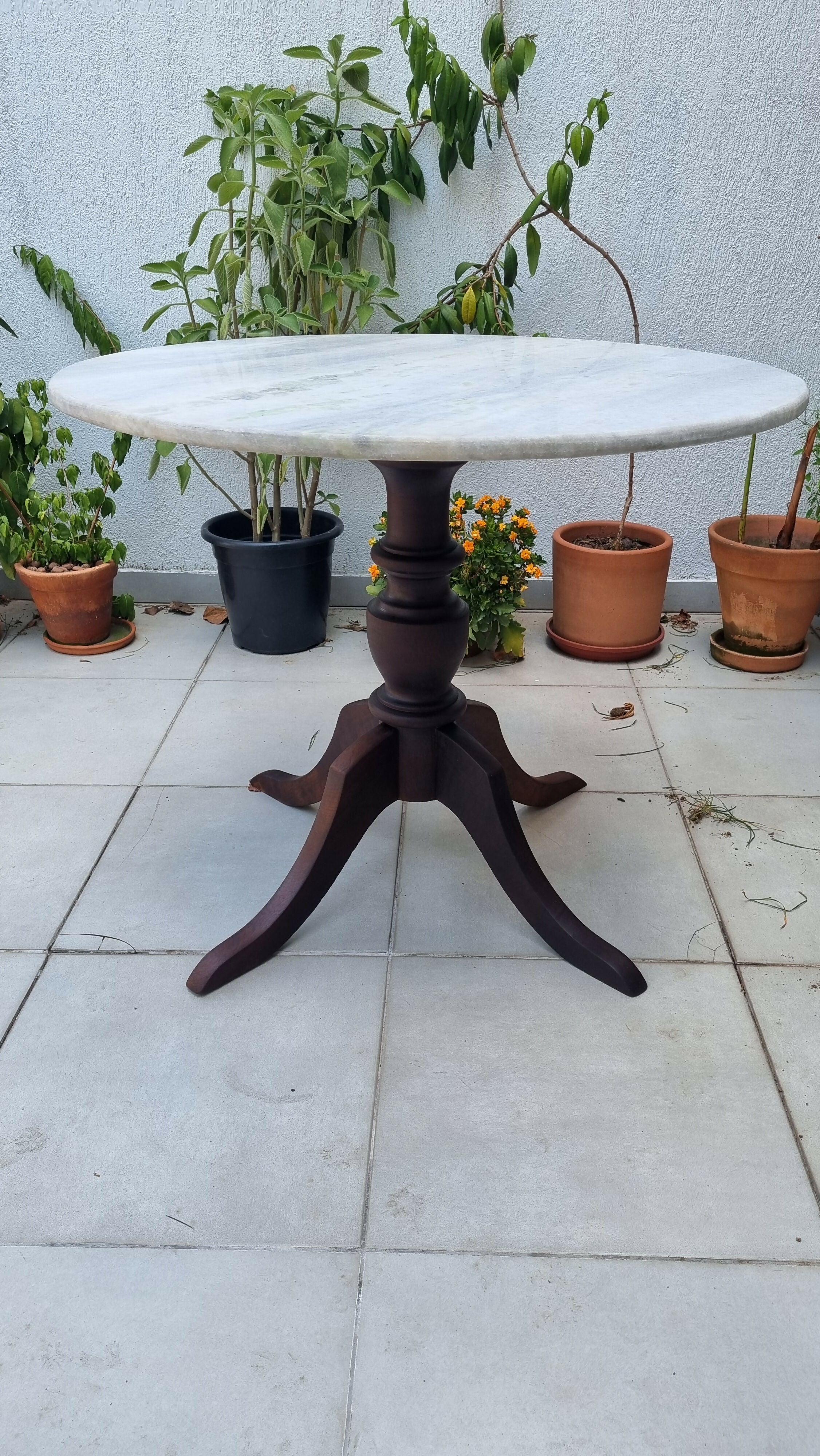 Mesa de Jantar Redonda com tampo de mármore (restaurada)