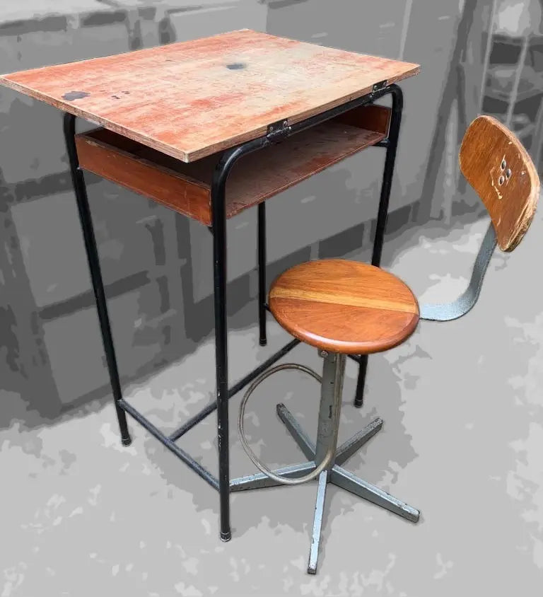 Mesinha alta e banqueta redonda com encosto (conjunto)