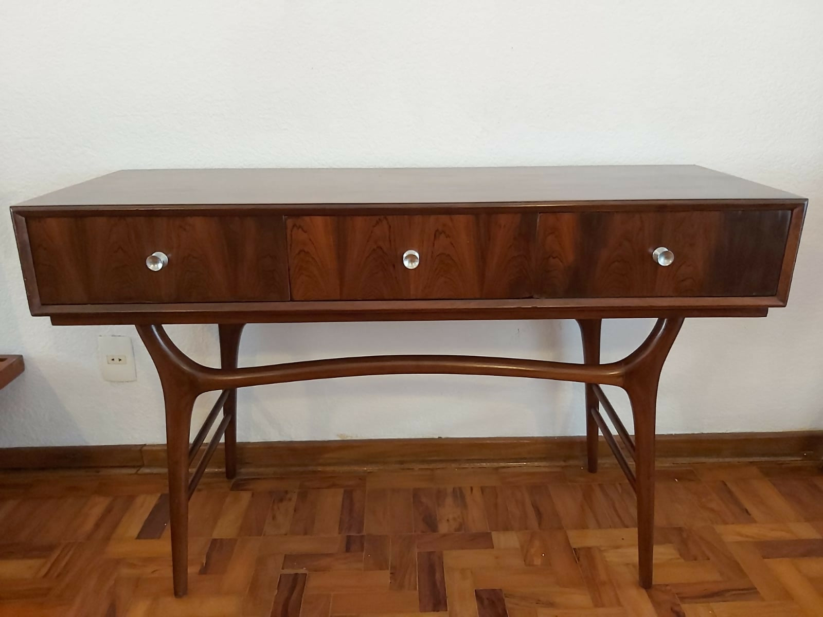 Incrível aparador em jacarandá, anos 50. Restaurado, lindíssimo, em perfeito estado.