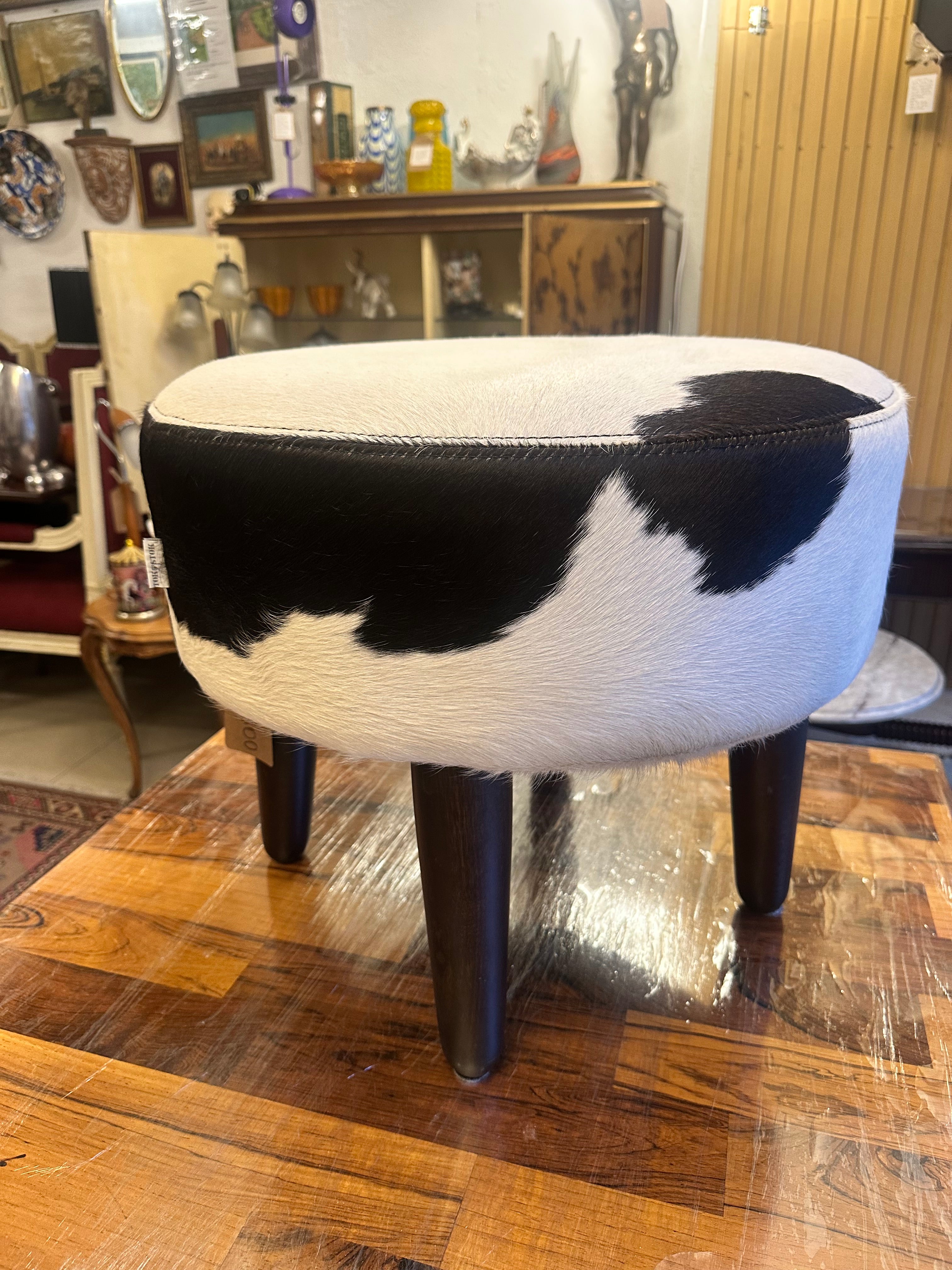 PUFF REDONDO com padrão de couro bovino | DESIGN CONTEMPORÂNEO