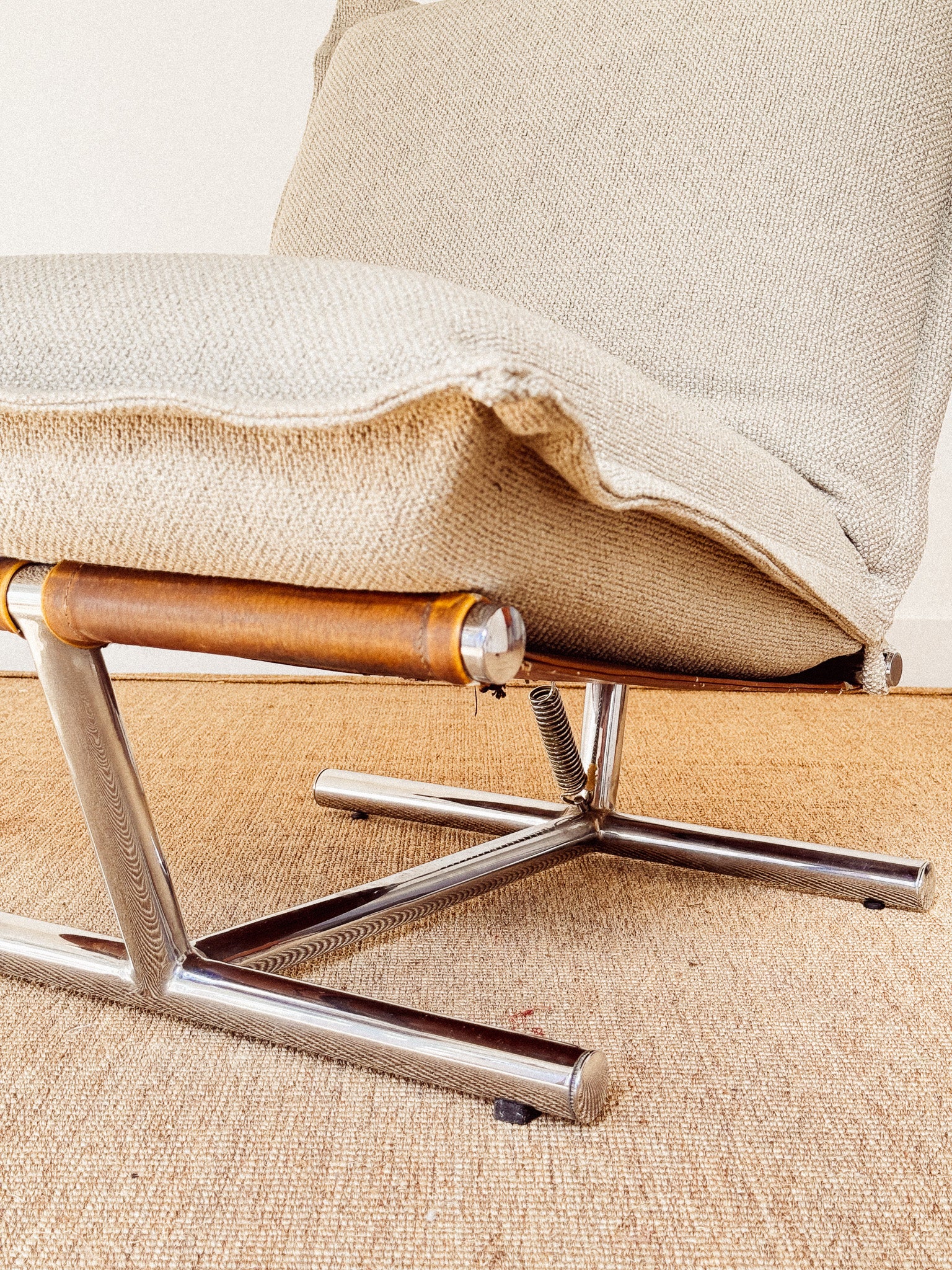 Poltrona Novo Rumo em metal tubular cromado e couro natural marrom 