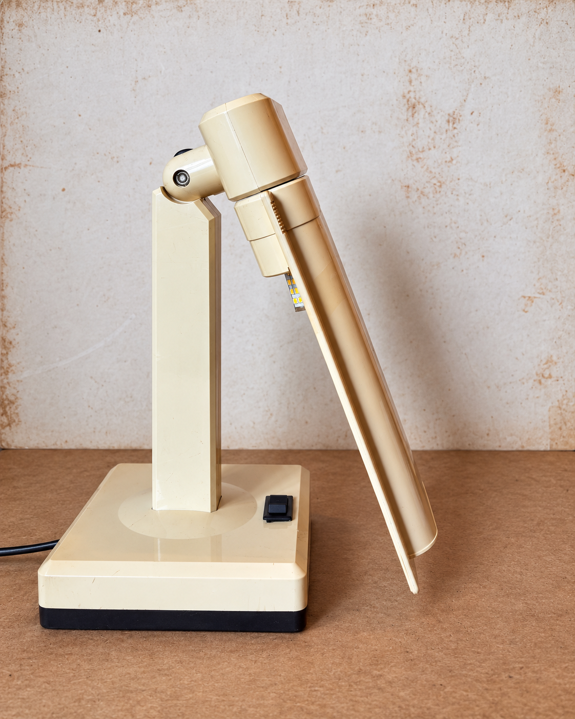 Luminária de mesa vintage articulável em plástico bege, 110 V (DMCPS_755)