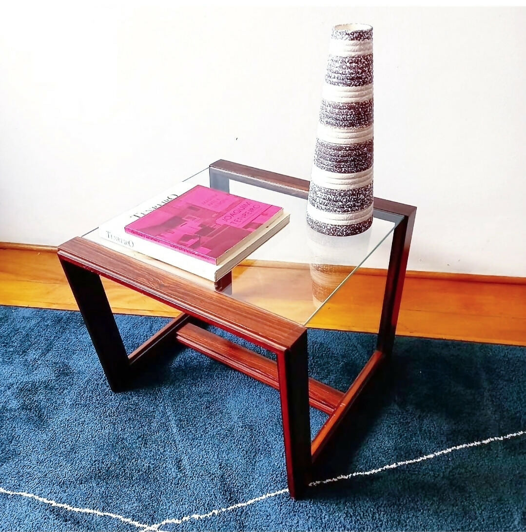 Mesa auxiliar anos 60 em jacarandá e tampo de vidro