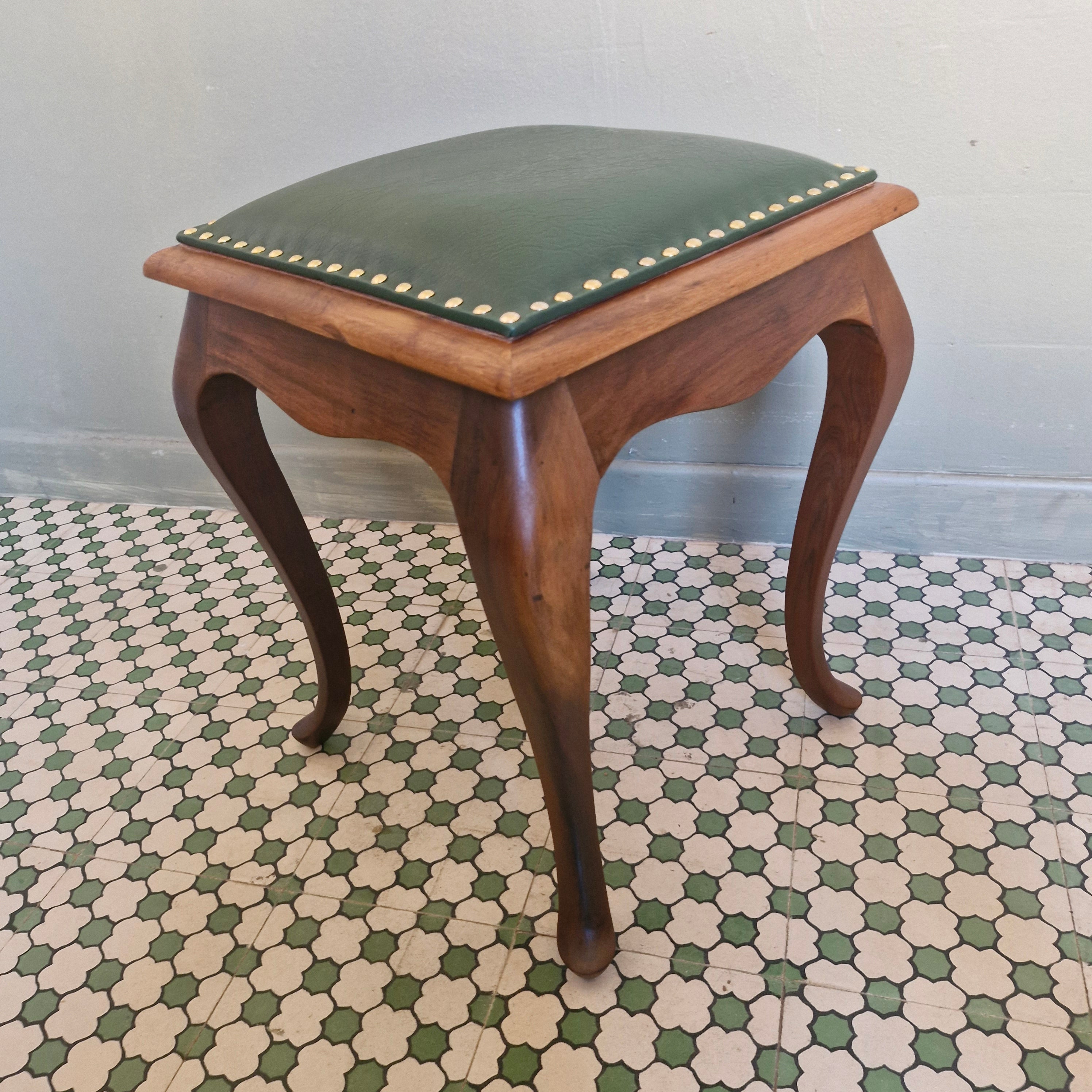 Banqueta Luiz XV quadrada em courvin verde musgo 