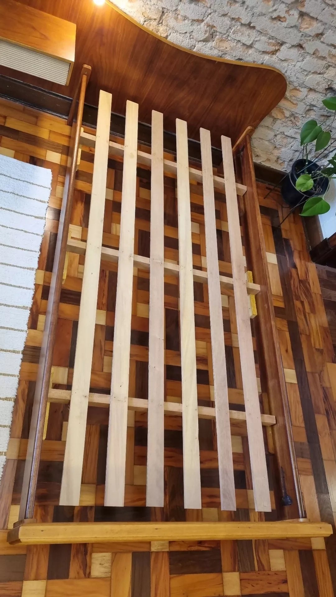 Cama de solteiro tipo Scapinelli em Caviúna e Marfim