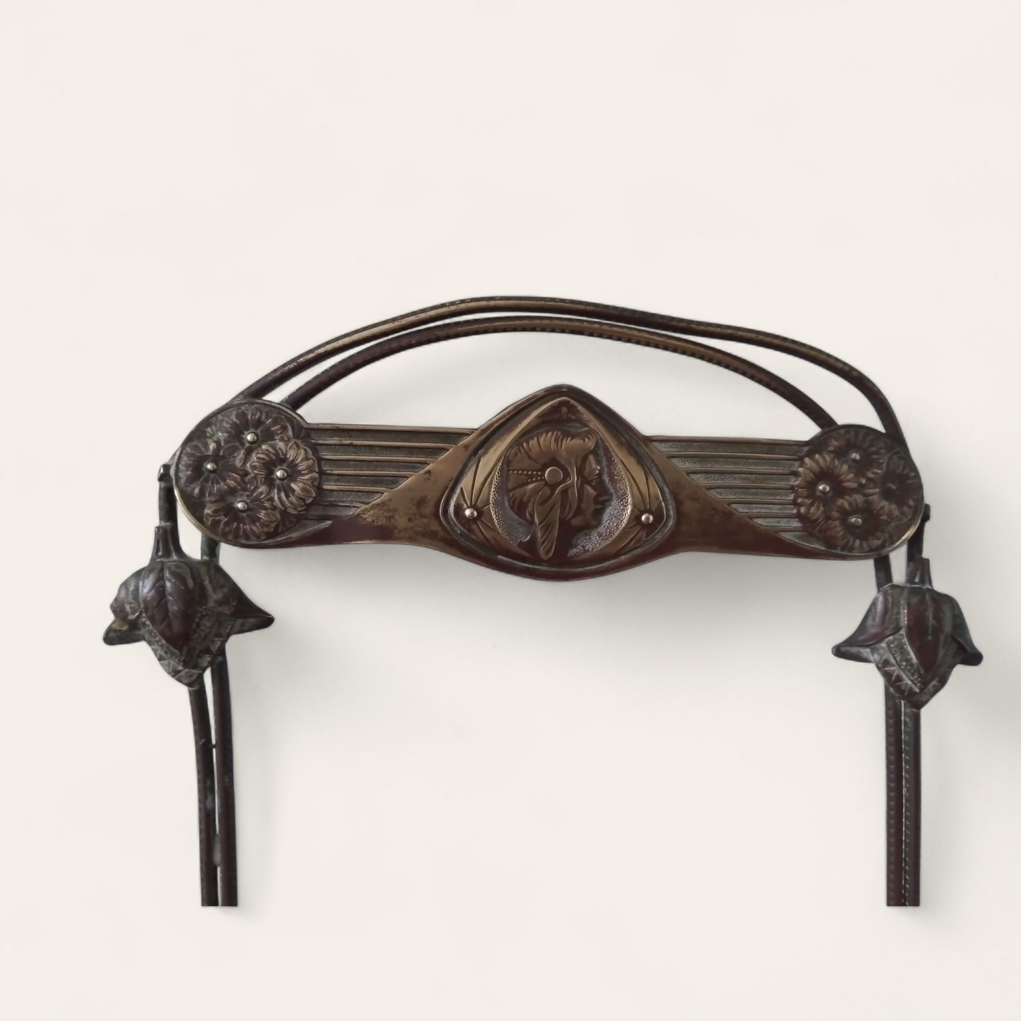 AUTÊNTICO PORTA-LICOREIRA ART NOUVEAU, CORPO EM METAL E BASE EM ESPELHO
