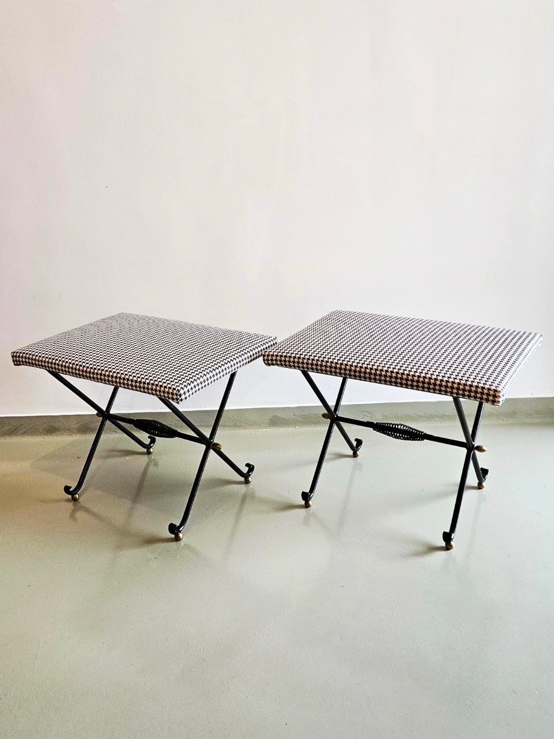 PAR DE BANQUETAS RETANGULARES FRANCESAS ANOS 40/50 EM FERRO E ESTOFADO PIED DE POULE
