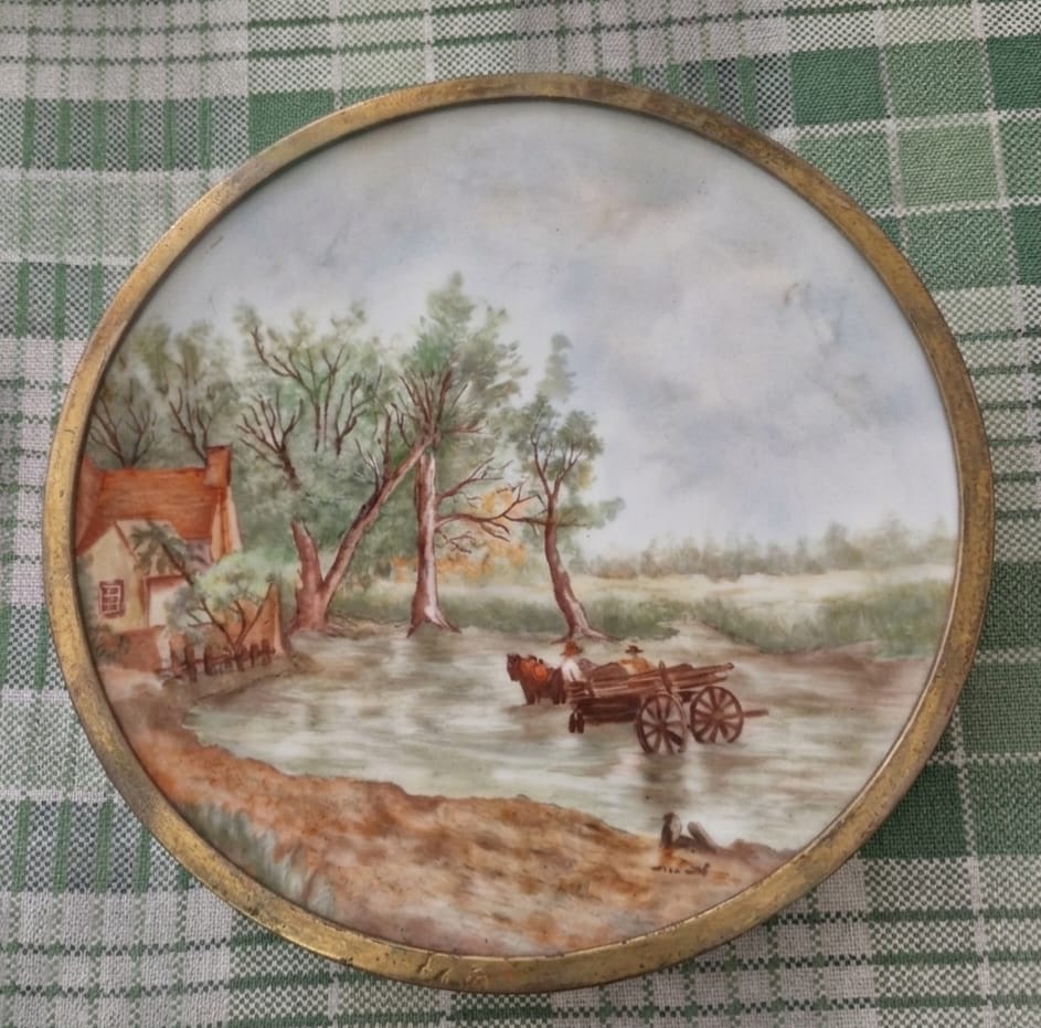 Raras placas em porcelana pintadas à mão