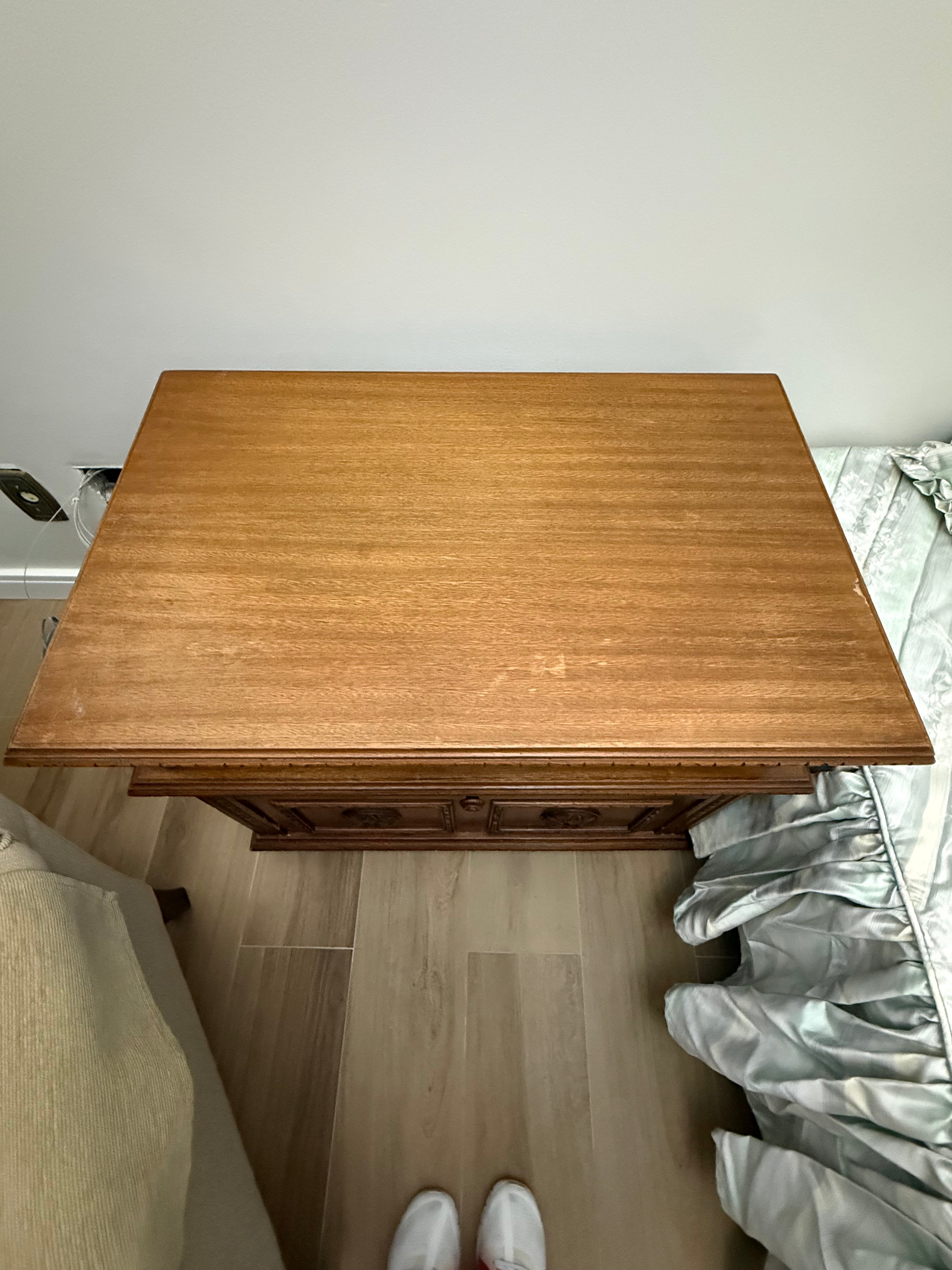 Rack / Mesa de Cabeceira em cerejeira entalhada, com porta frontal , em excelente estado