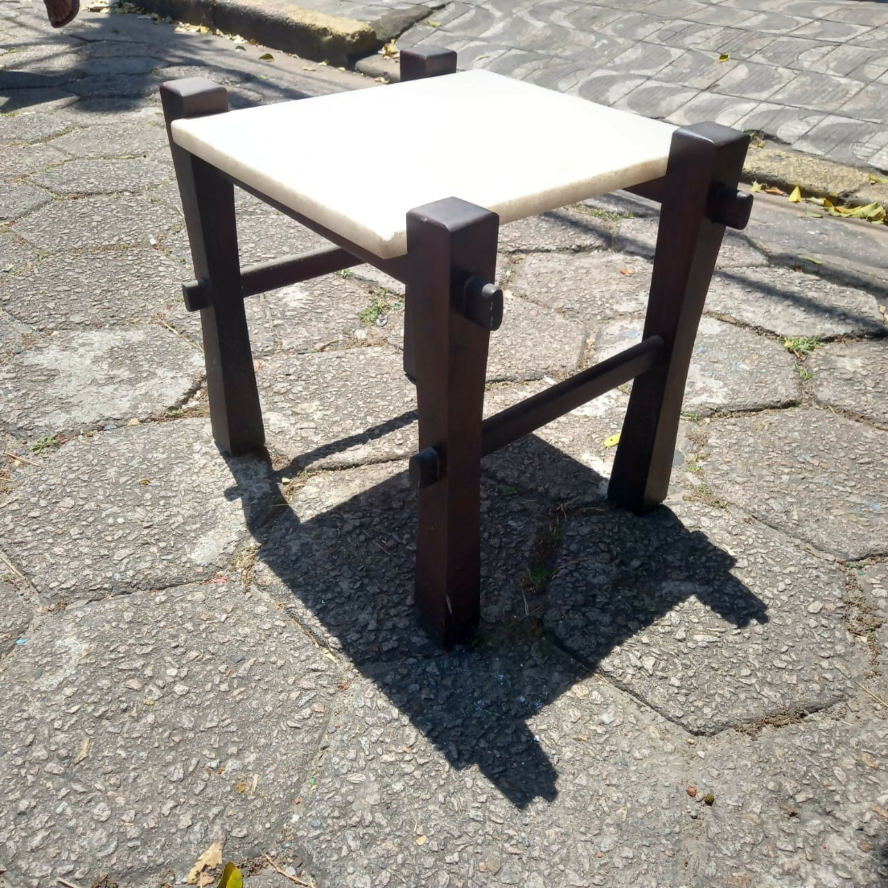 Mesa auxiliar em madeira e mármore