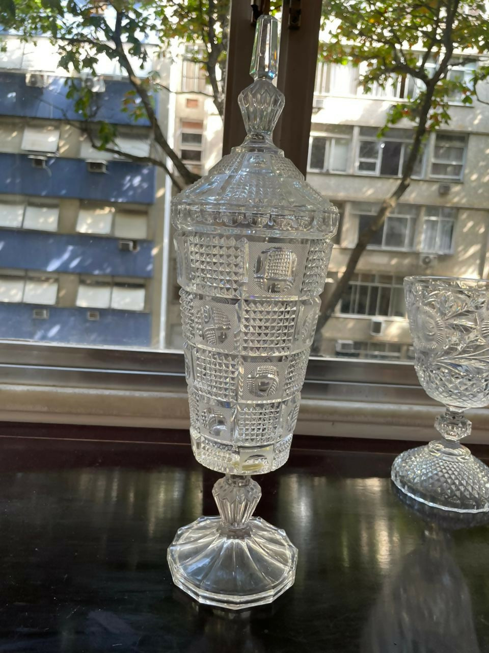 Grandiosa Compoteira / Bomboniere em Cristal Francês Baccarat (46cm)