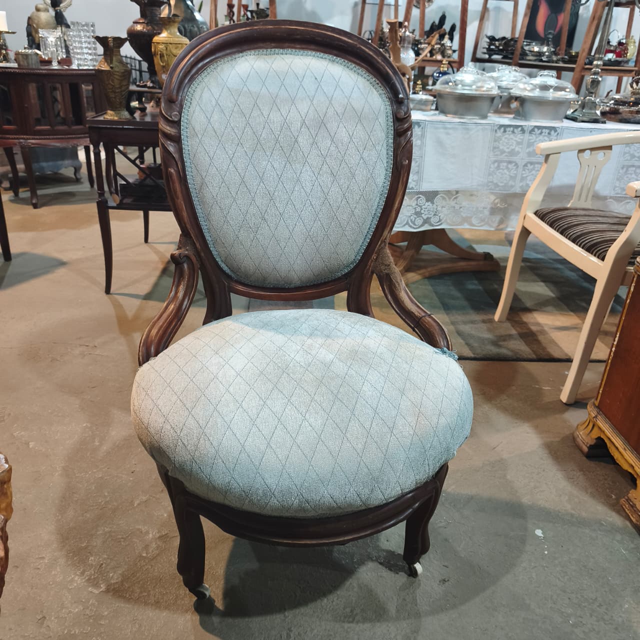 Poltrona Antiga em Madeira com Estofamento Azul e Rodízios