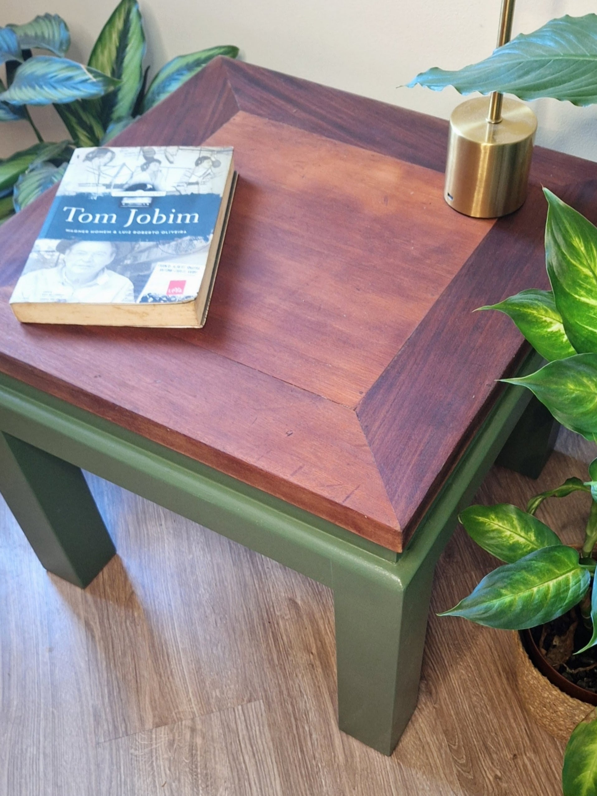 Mesa lateral quadrada com pintura verde e tampo em madeira natural (valor unitário) 