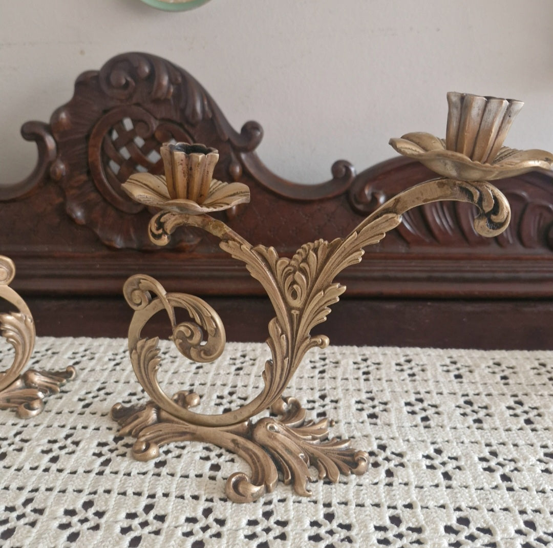 Par de castiçais / candelabros antigos de duas velas em estilo Art Nouveau, feitos em bronze dourado com forma floral 