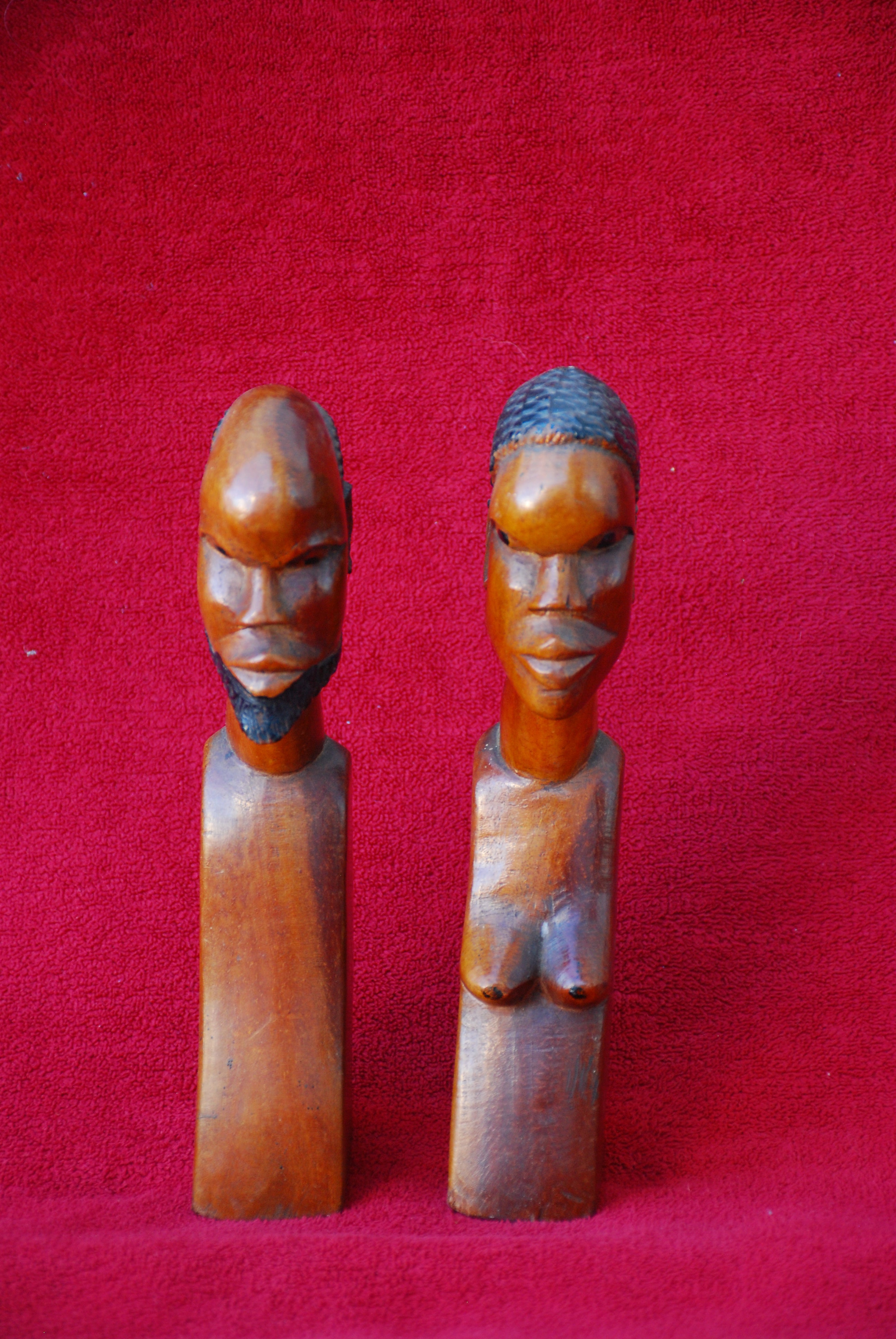Escultura Africana de casal (homem e mulher) em madeira nobre,  Quênia, datada dos anos 70.