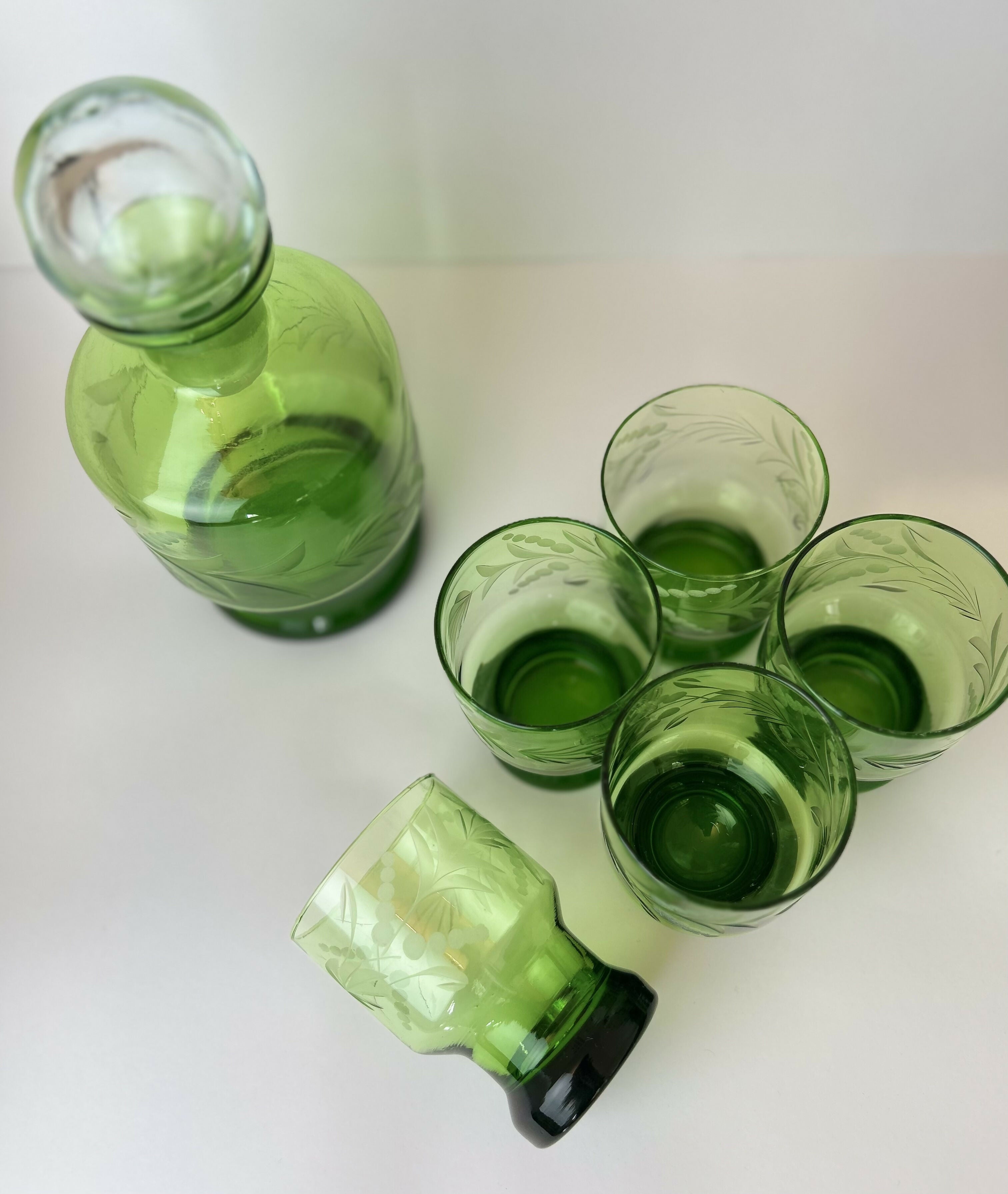 Conjunto Vintage de Licoreira e Copos em Vidro Verde Lapidado – Anos 60/70