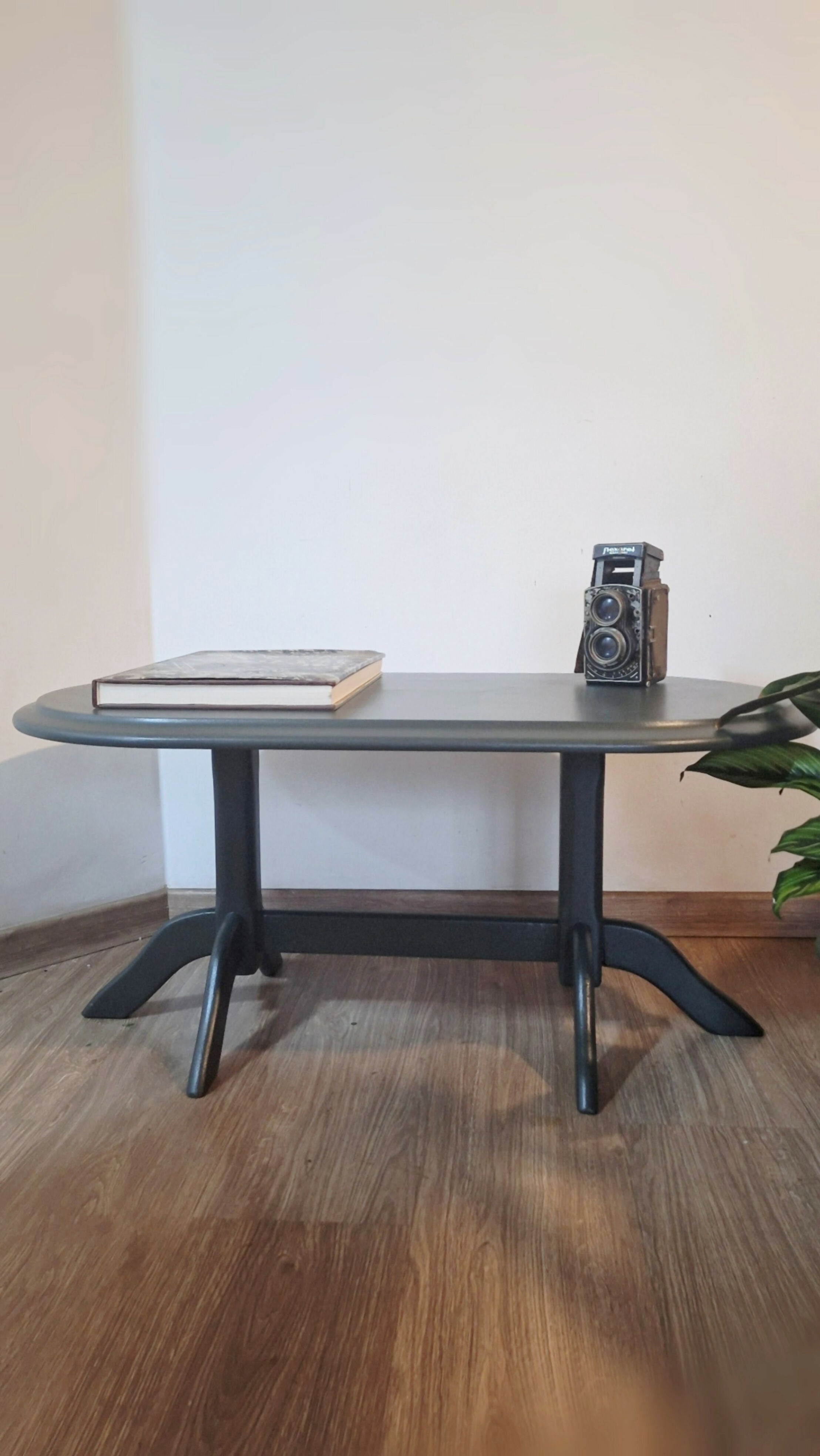 Mesa de centro oval em madeira (restaurada)