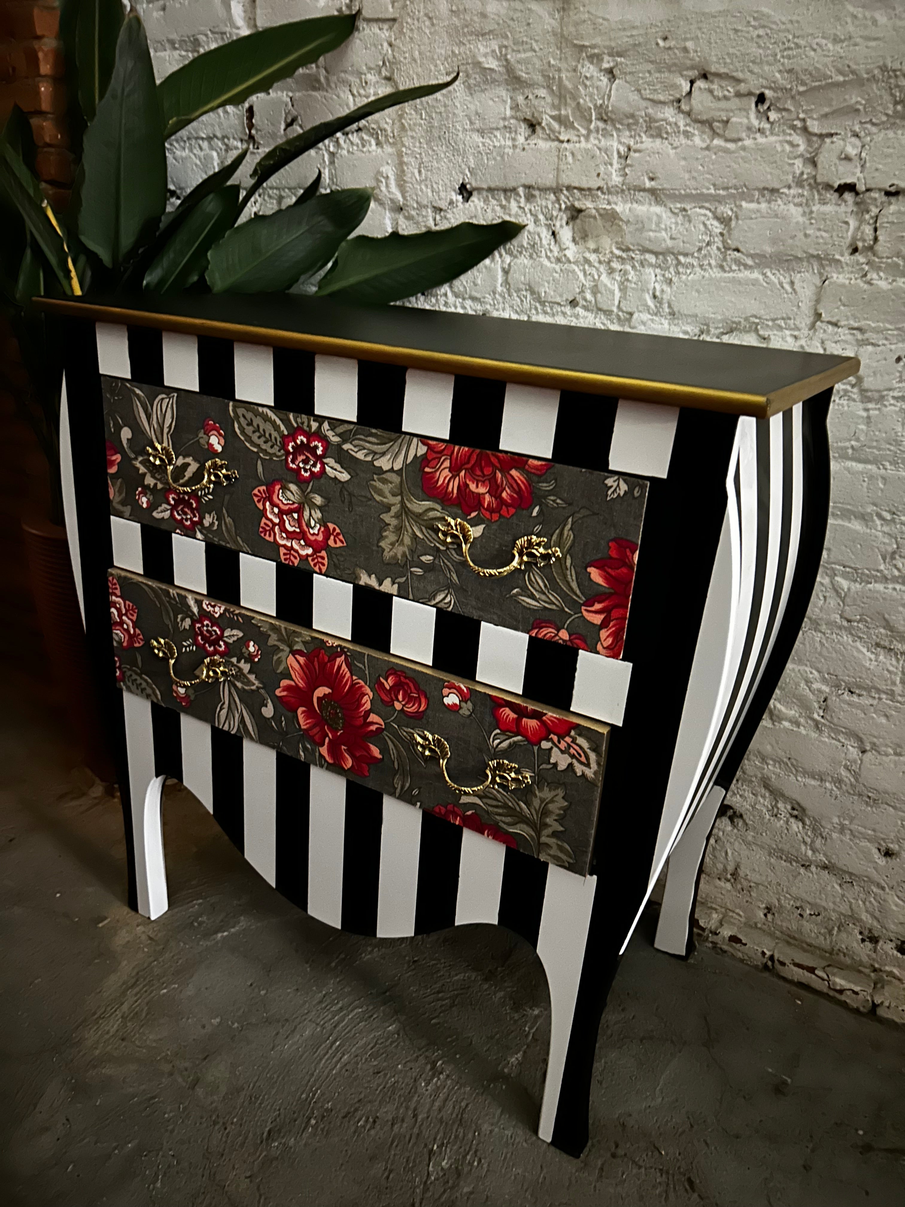 Cômoda bombê listrada e floral 