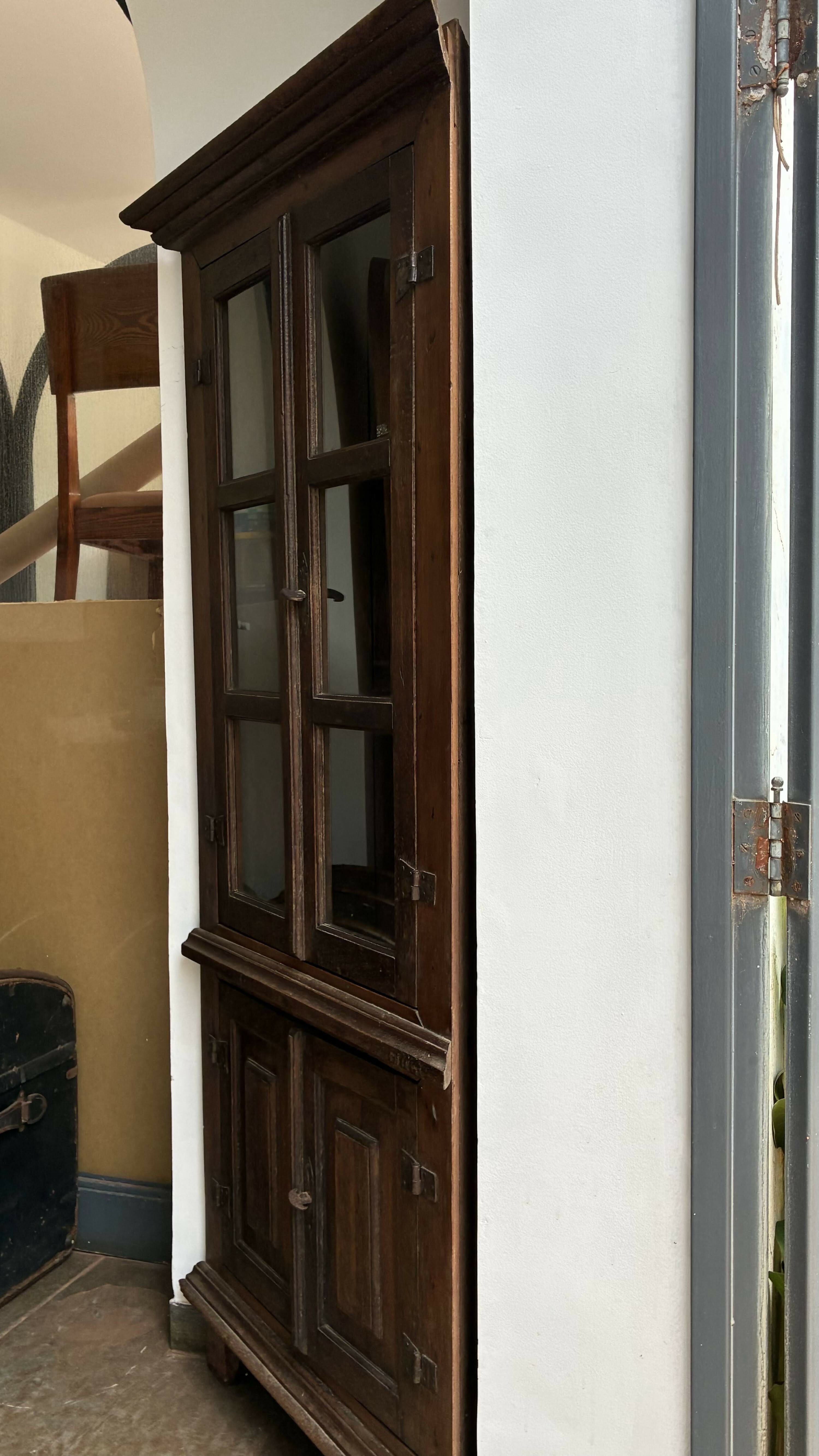 Cantoneira antiga em madeira