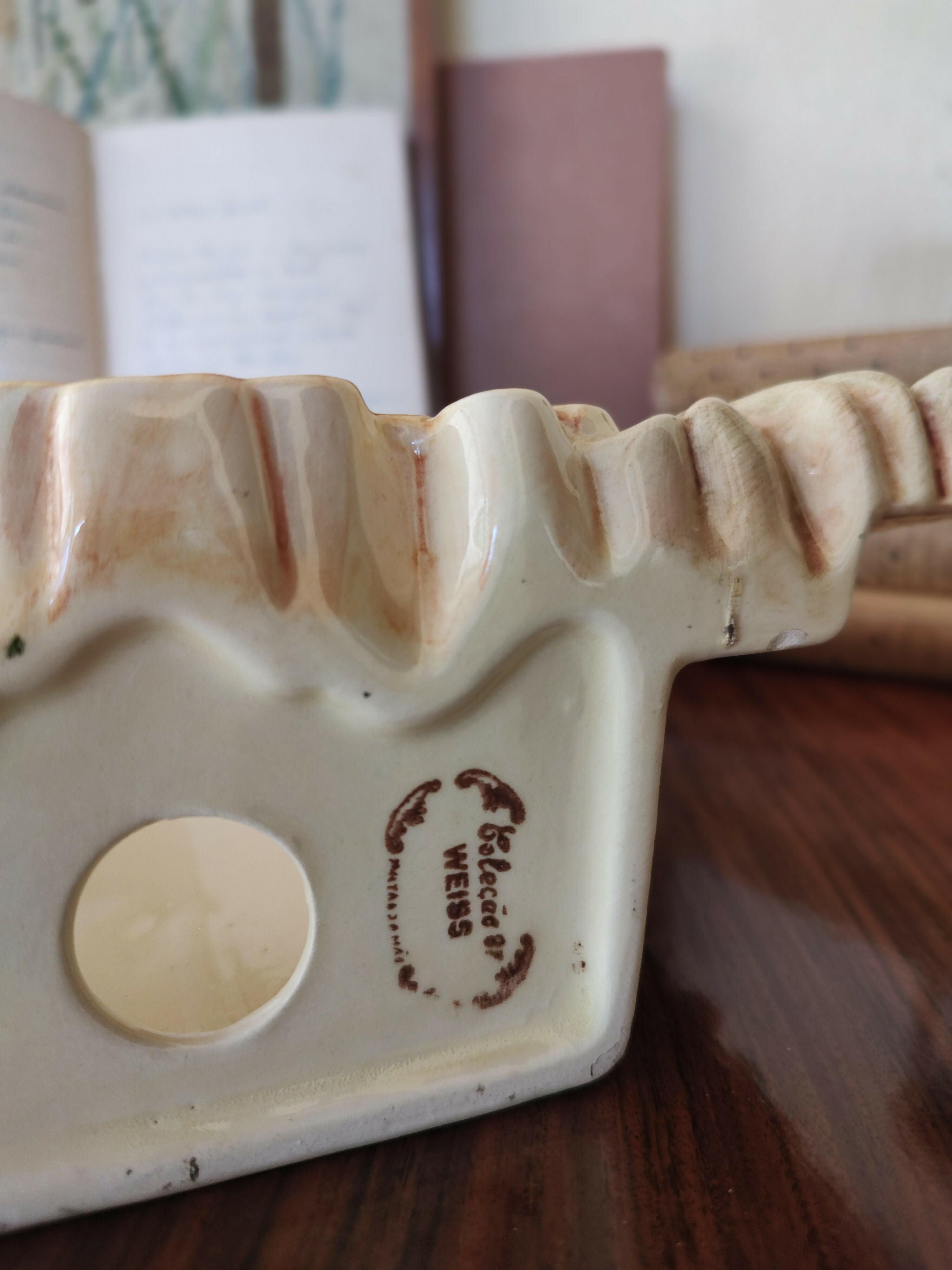 Maravilhoso e Raro Porta retrato Weiss florido em faiança (23cm x 26cm)