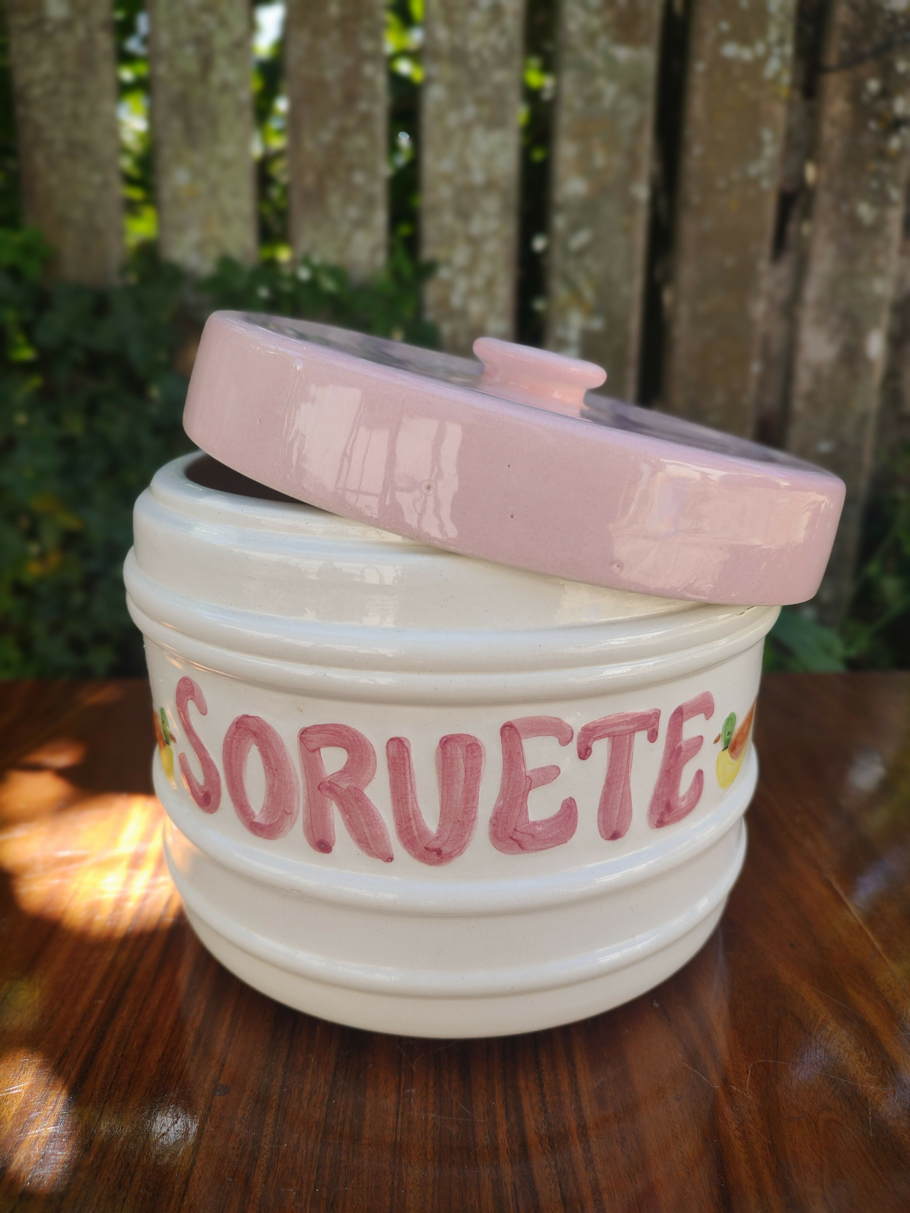 Antigo e Simpático Pote em Porcelana com escrito "Sorvete"