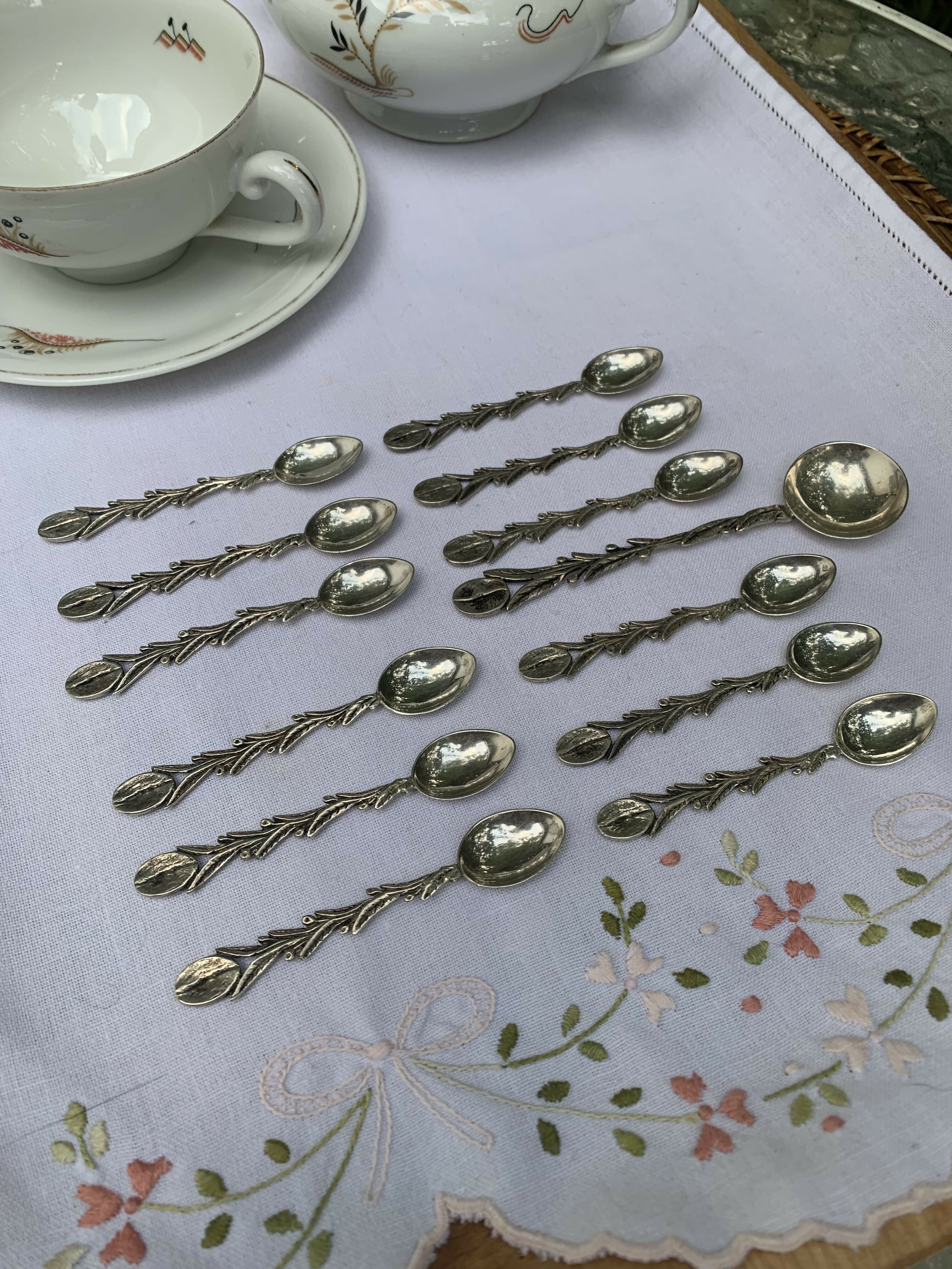Conjunto de 12 colheres de café e açucareiro em prata