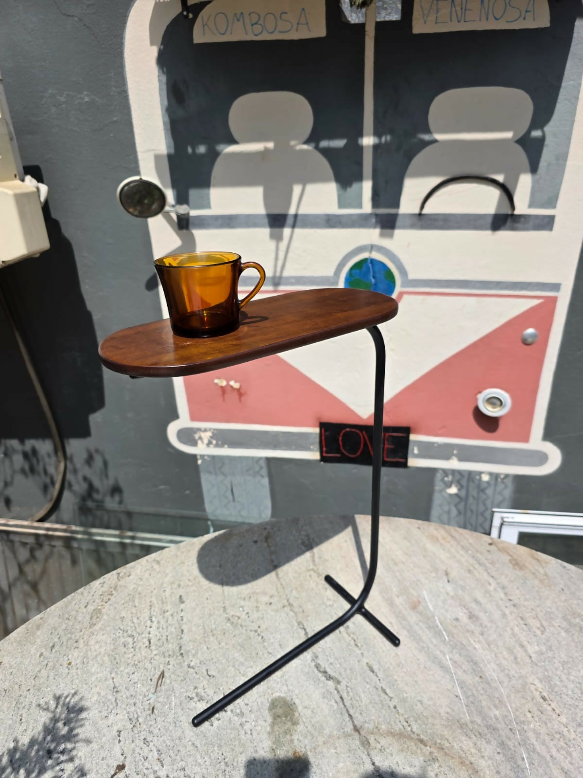 Mesa canto / café em ferro com tampo em imbuia maciça.