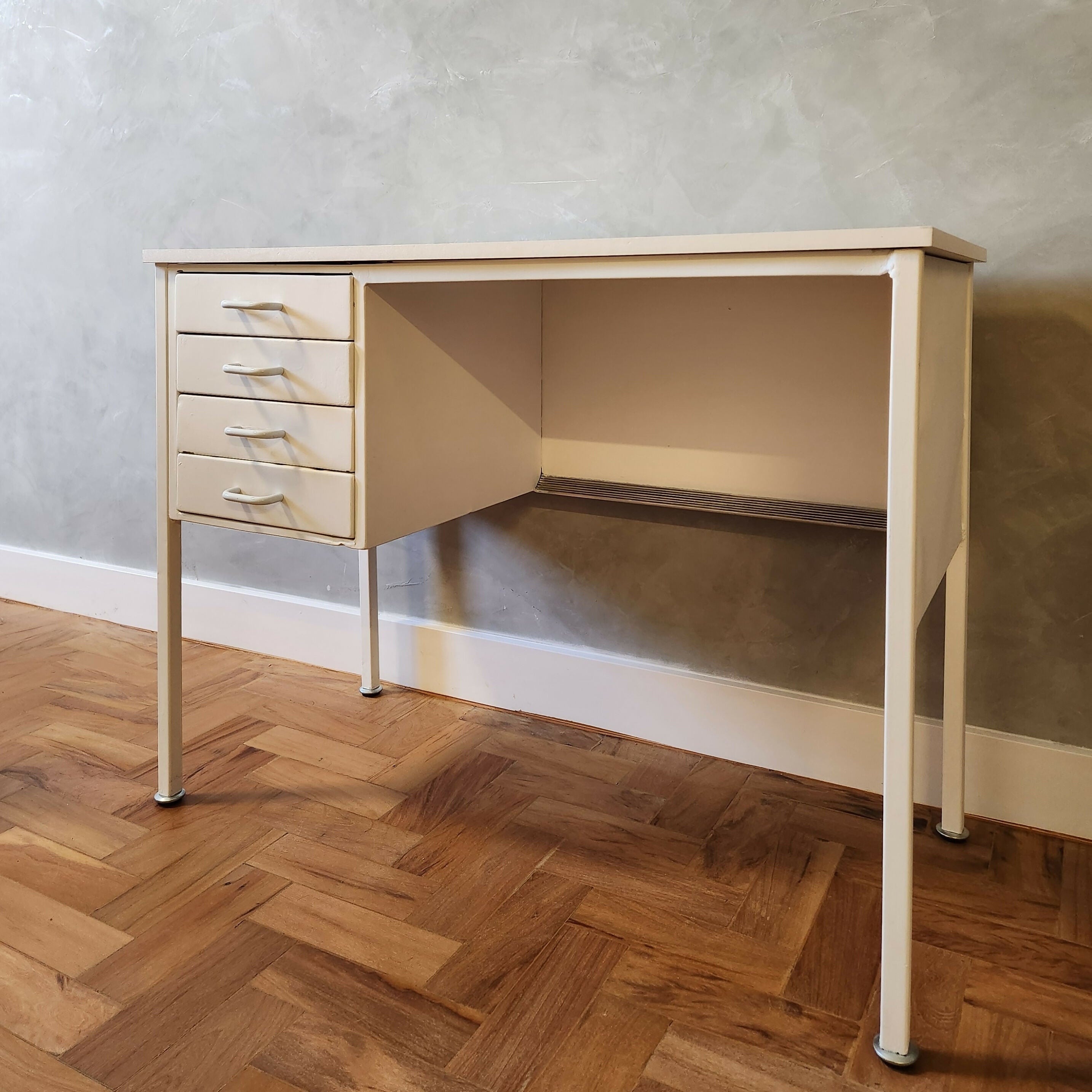 Escrivaninha Antiga em ferro com pintura branca