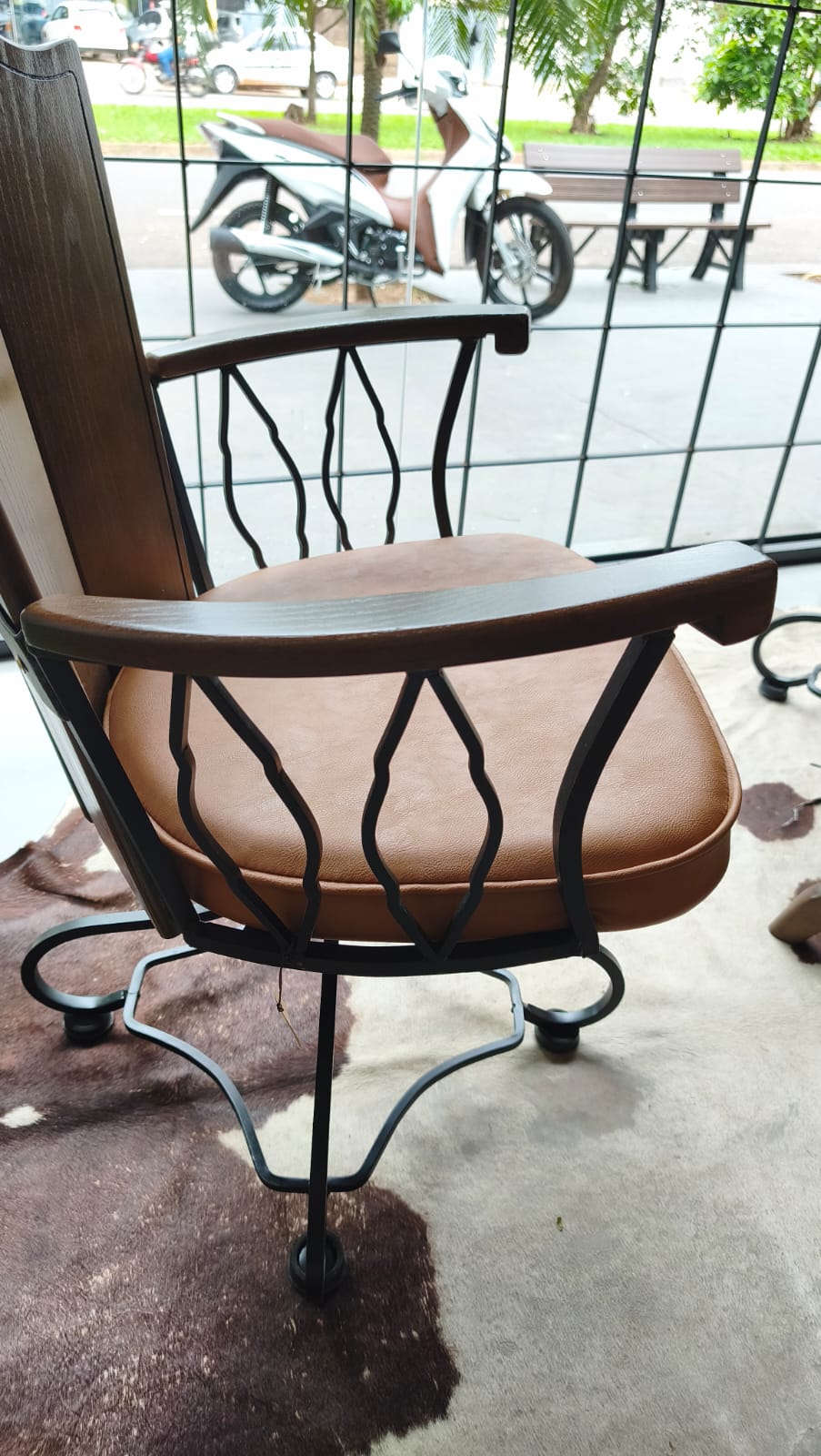 Conjunto de Mesa Redonda com 4 Poltronas – Madeira e Metal