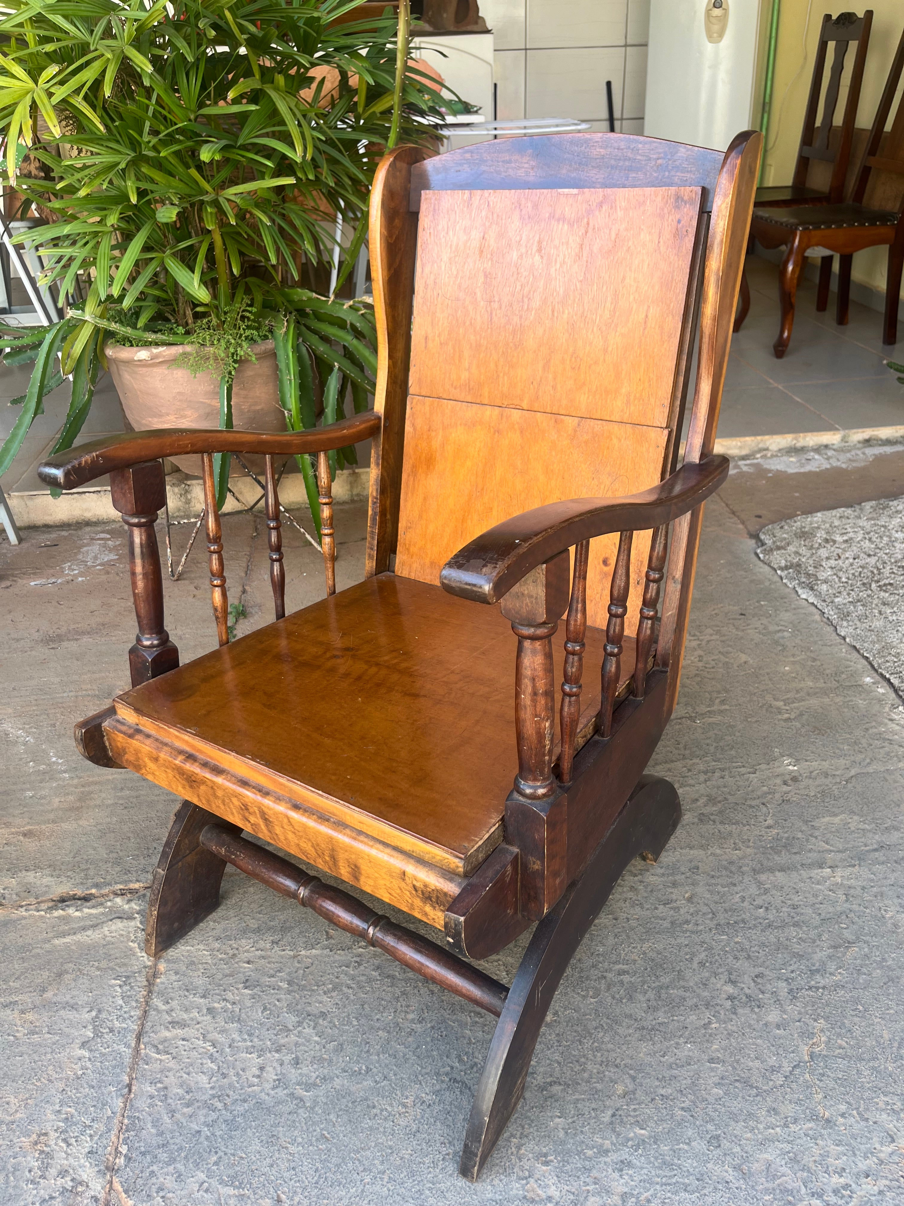 (PROMOÇÃO) CADEIRA DE BALANÇO ANTIGA EM MADEIRA MACIÇA COM ALMOFADAS FLORAIS