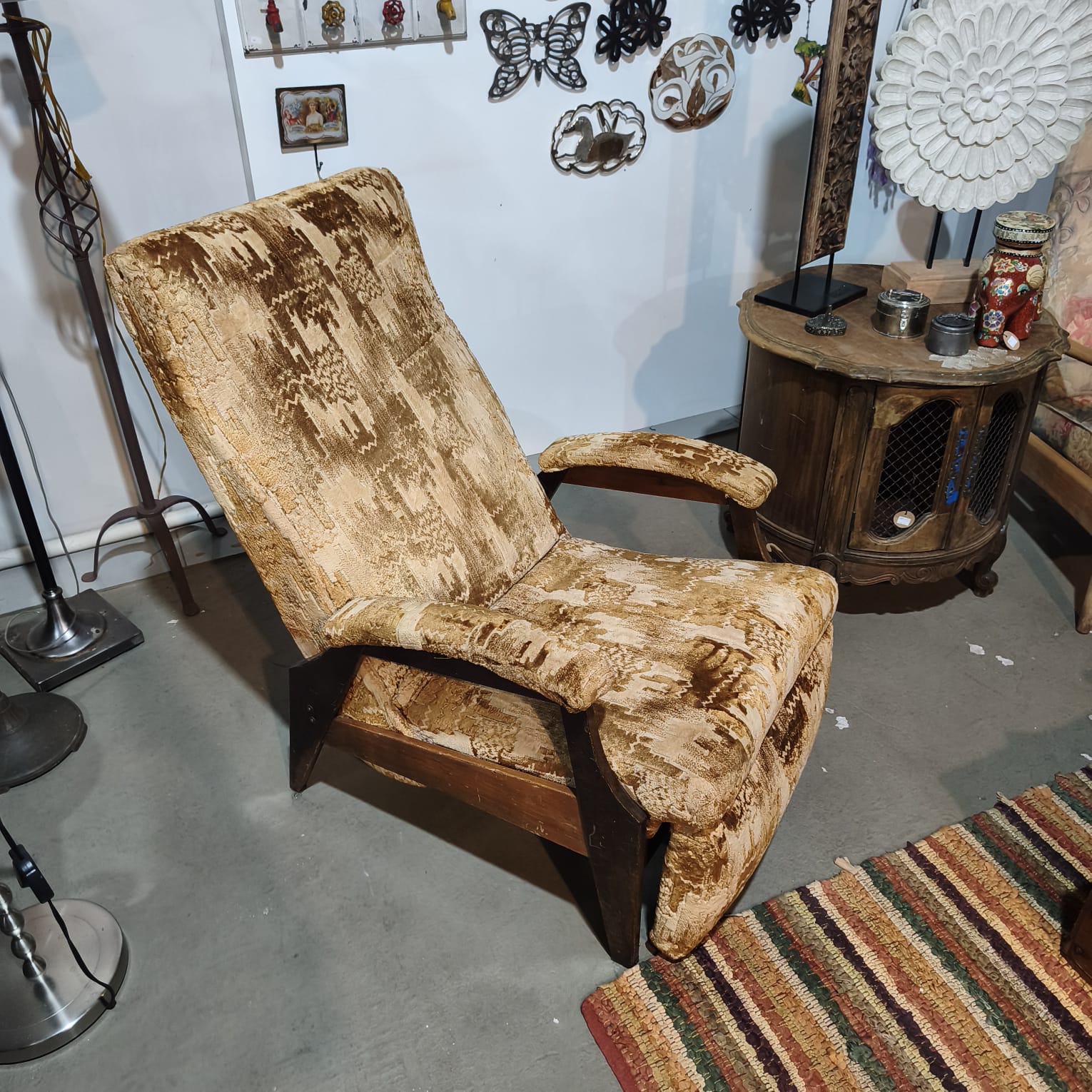 Poltrona Reclinável Vintage em Madeira com Estofado em Tons Terrosos