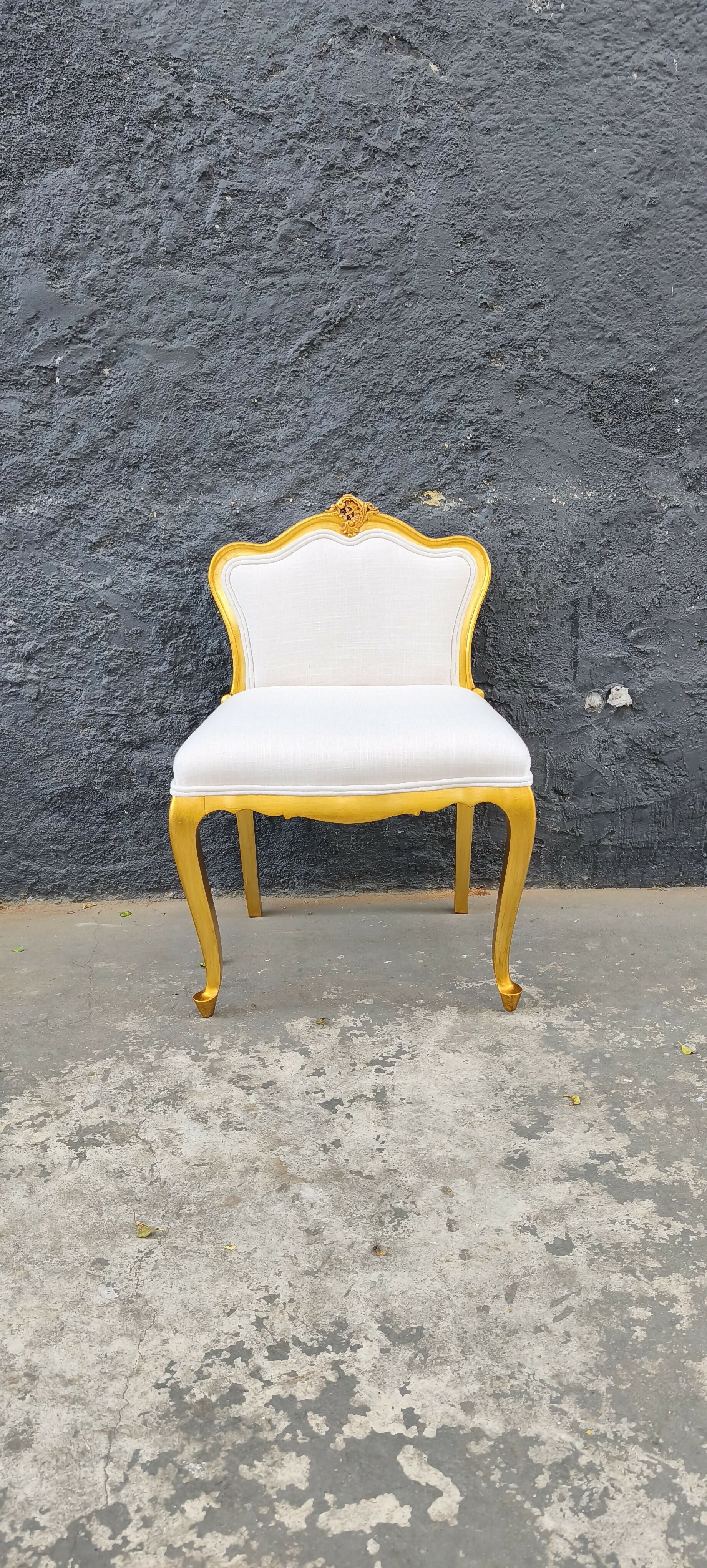 Banqueta antiga com acabamento em folha de ouro e tecido de linho Entreposto 