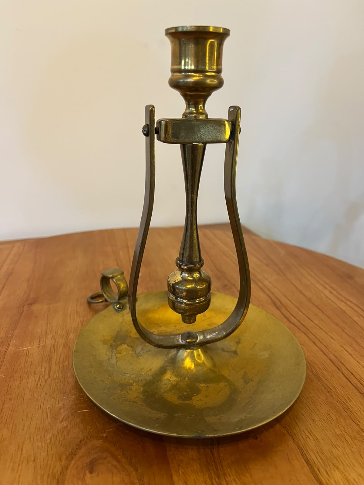 Castiçal de câmara antigo em latão dourado com estrutura articulada – 21 cm