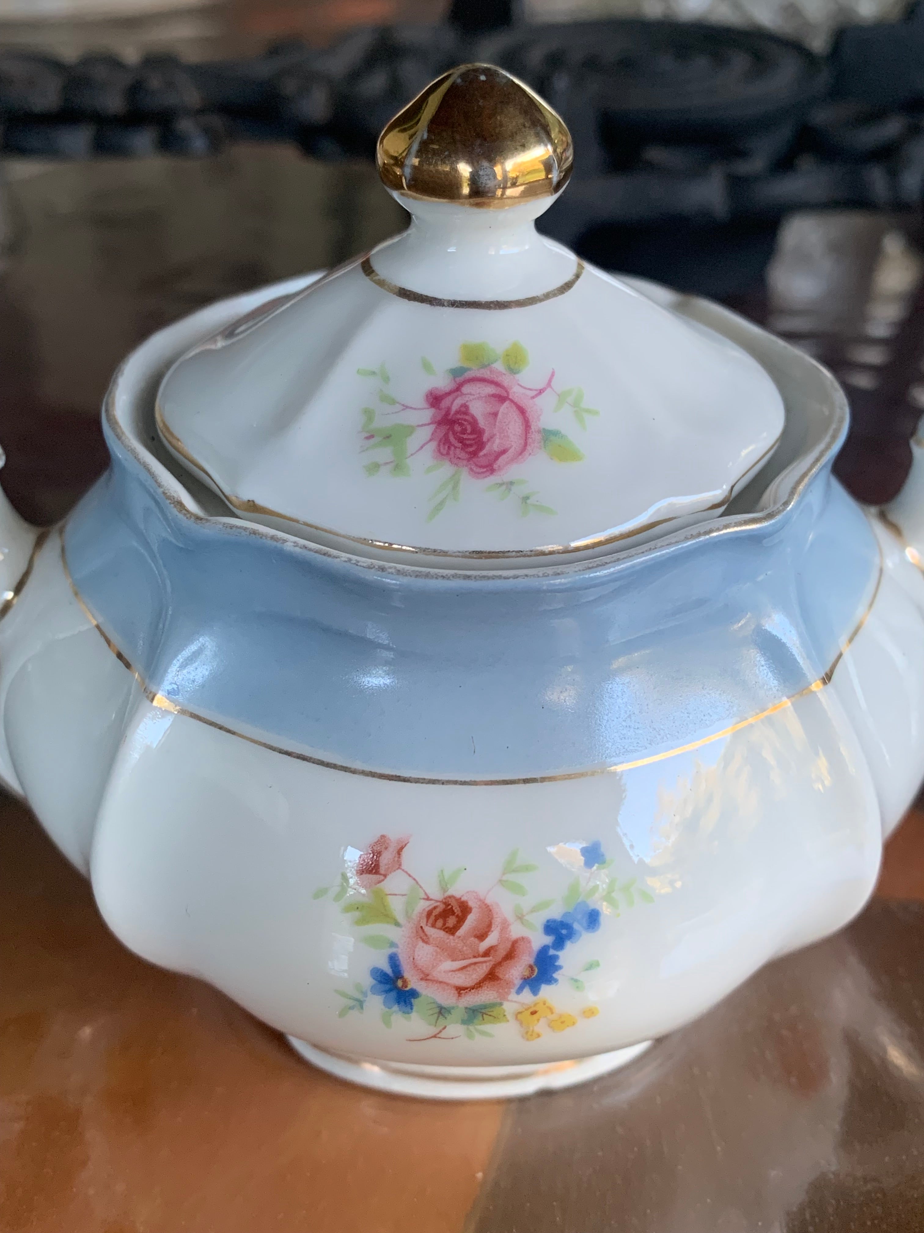Delicadíssimo açucareiro em porcelana Mauá em azul claro com motivos florais 