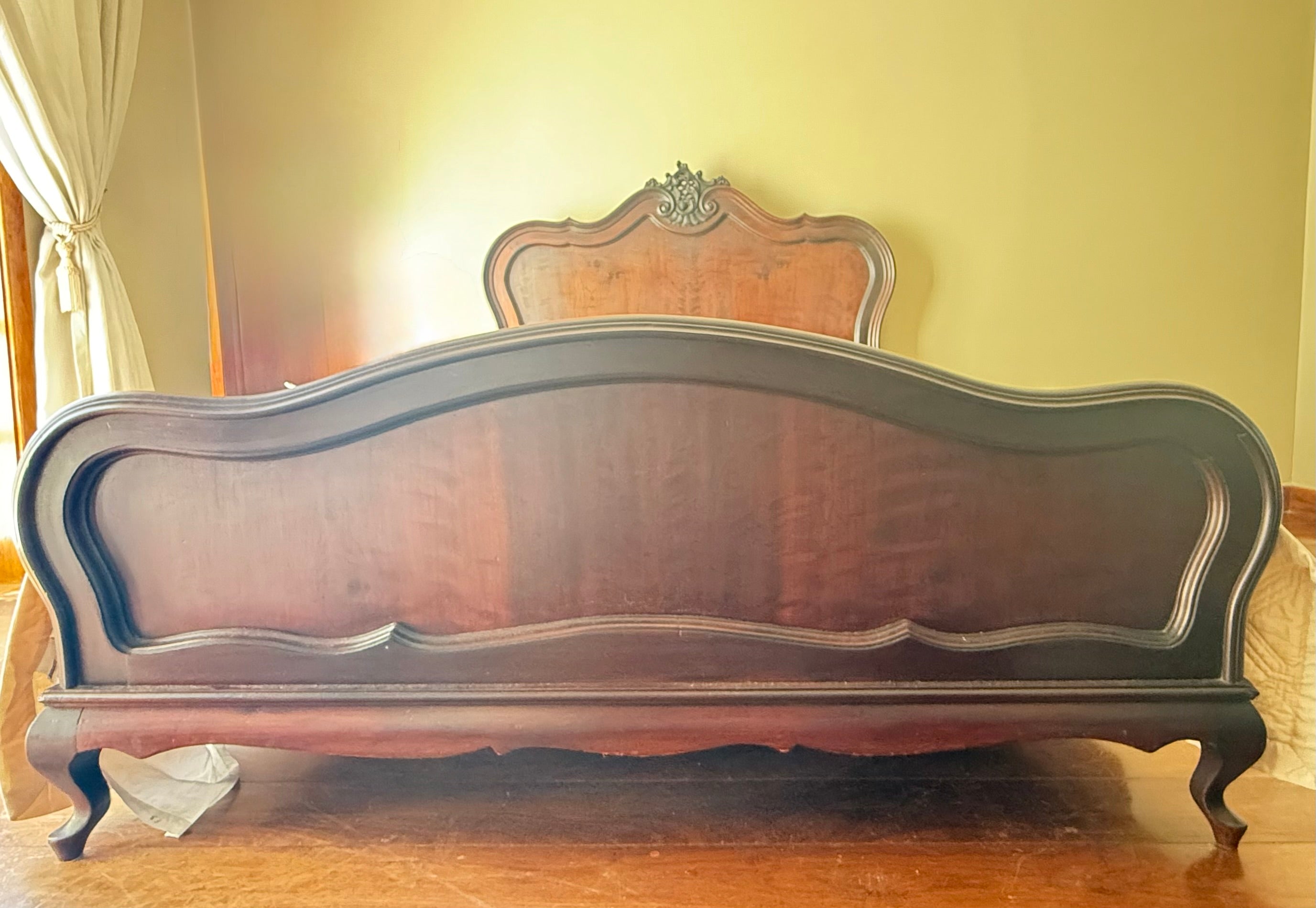 Cama de casal clássica estilo Provençal em madeira maciça escura com entalhes