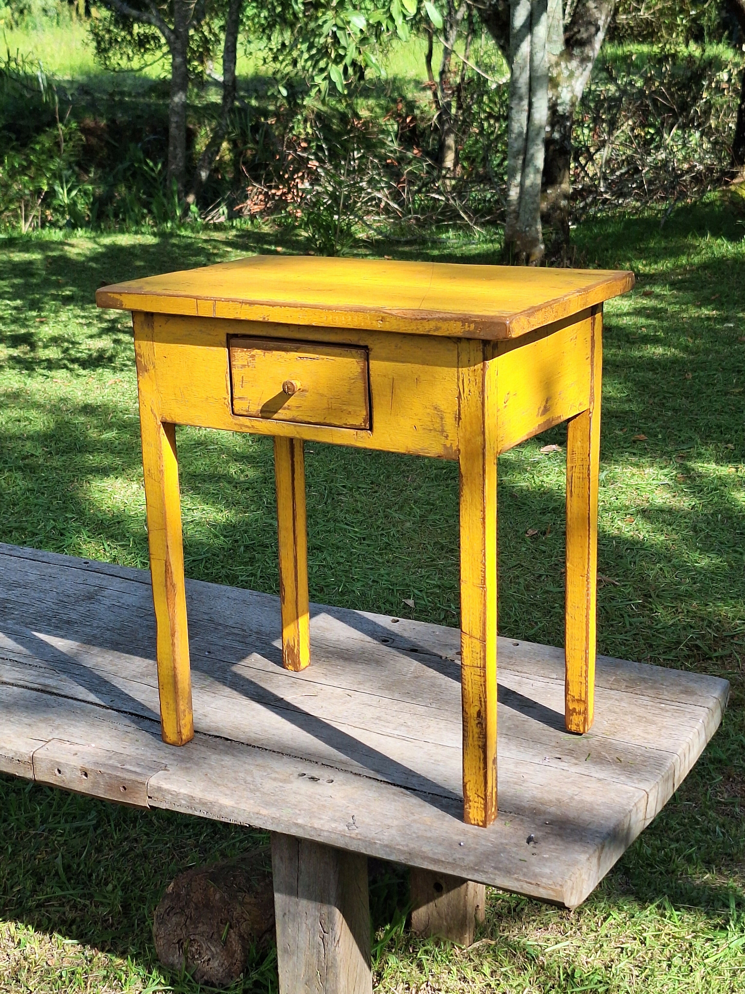 Mesa De Apoio / Mesa Cabeceira Tinta Gasta Amarela Madeira Maciça