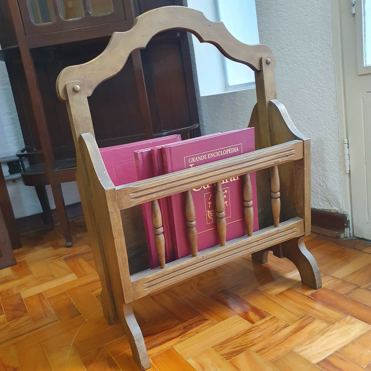 Revisteiro lindo em madeira, em ótimo estado de conservação, em madeira rústica.