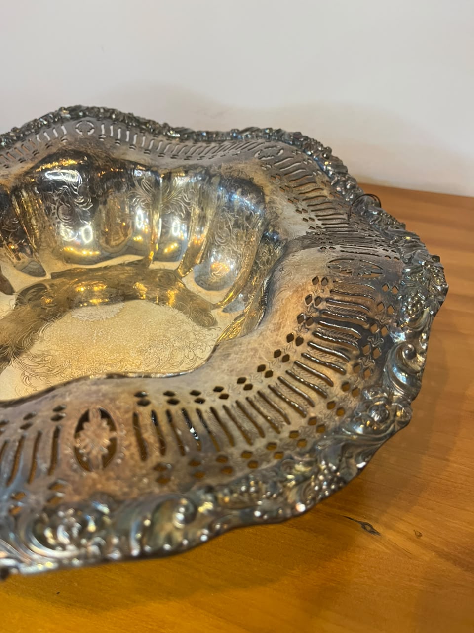 Centro de Mesa Decorativo em Metal Prateado com Bordas Vazadas