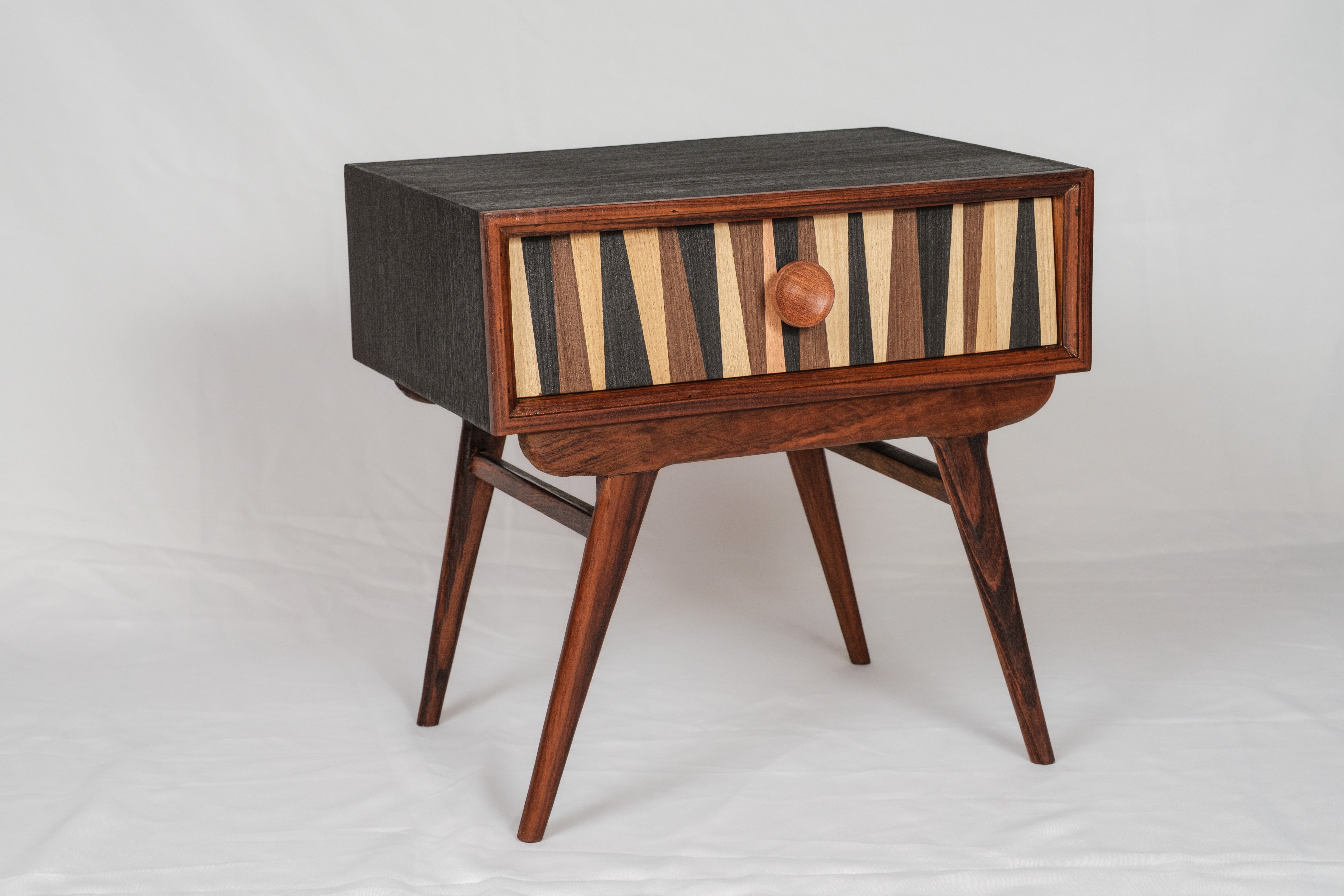 Mesa de Cabeceira Vintage com Marchetaria Geométrica e Ébano – Aurora